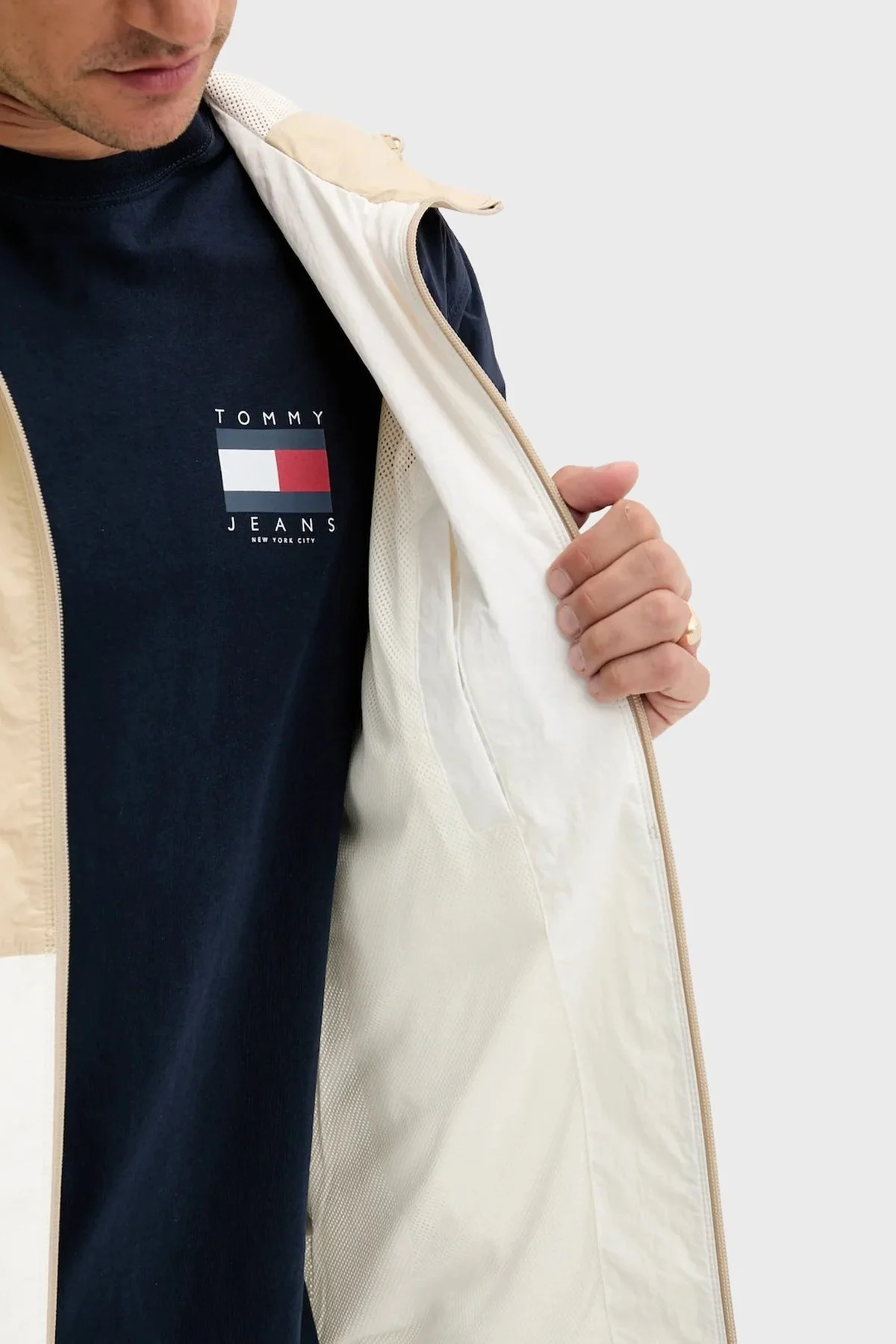Tommy Jeans Relaxed Fit Kapüşonlu Su İtici Logolu Erkek Mont DM0DM21393 0K4 BEYAZ - 7
