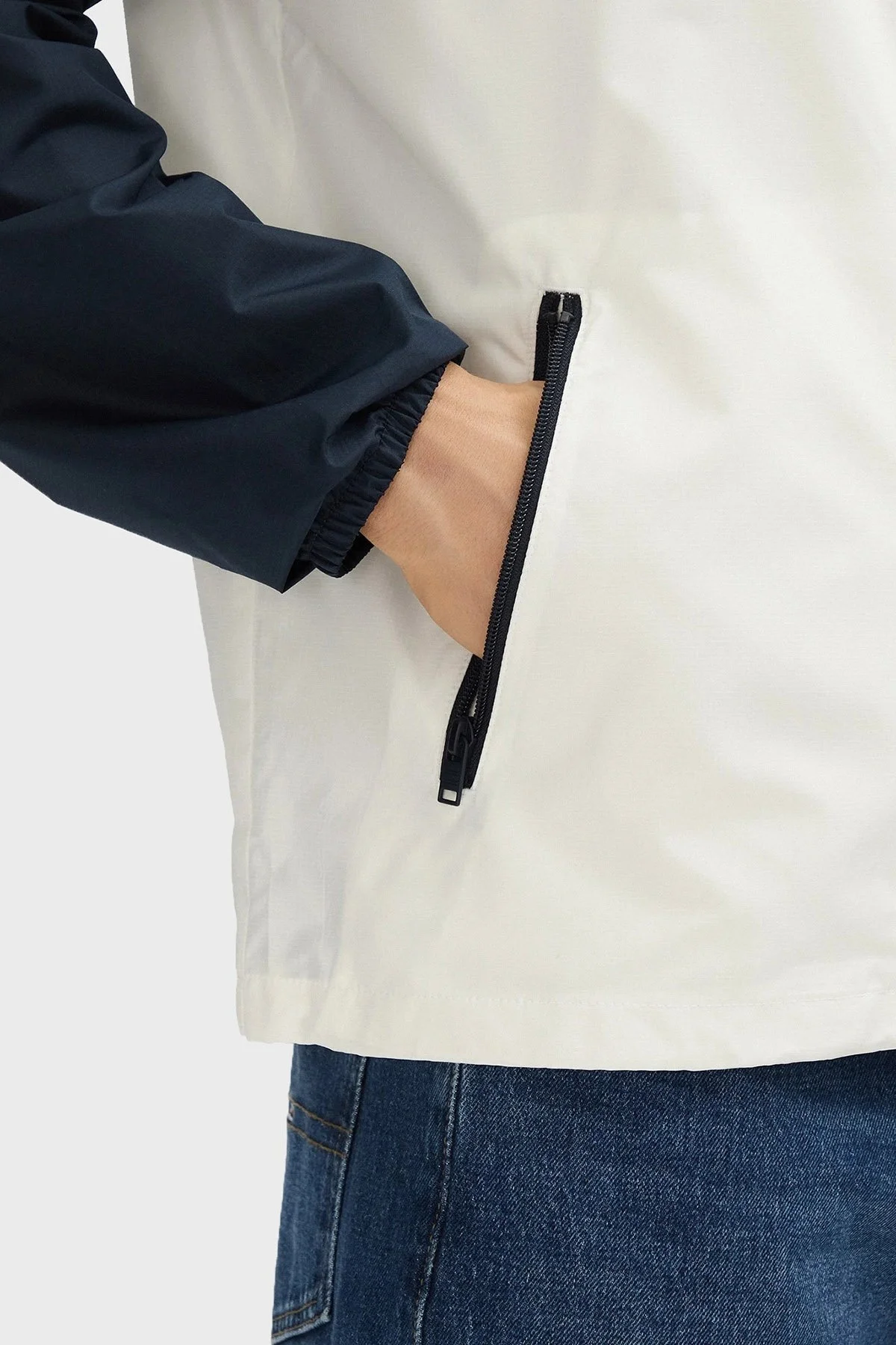 Tommy Jeans Renk Bloklu Suya Dayanıklı Regular Fit Kapüşonlu Erkek Yağmurluk DM0DM20204 0GY BEYAZ-LACİVERT - 9