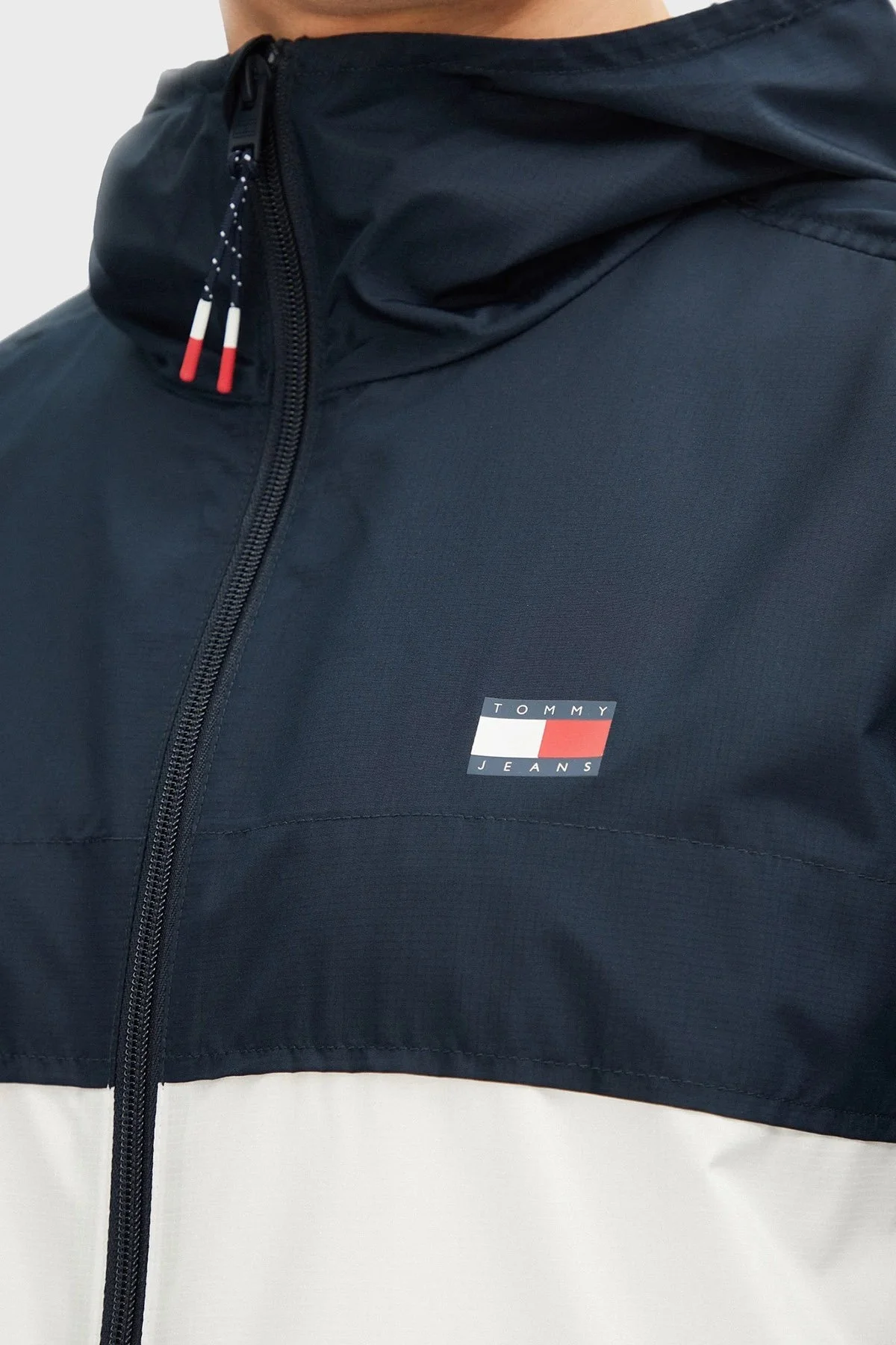 Tommy Jeans Renk Bloklu Suya Dayanıklı Regular Fit Kapüşonlu Erkek Yağmurluk DM0DM20204 0GY BEYAZ-LACİVERT - 10