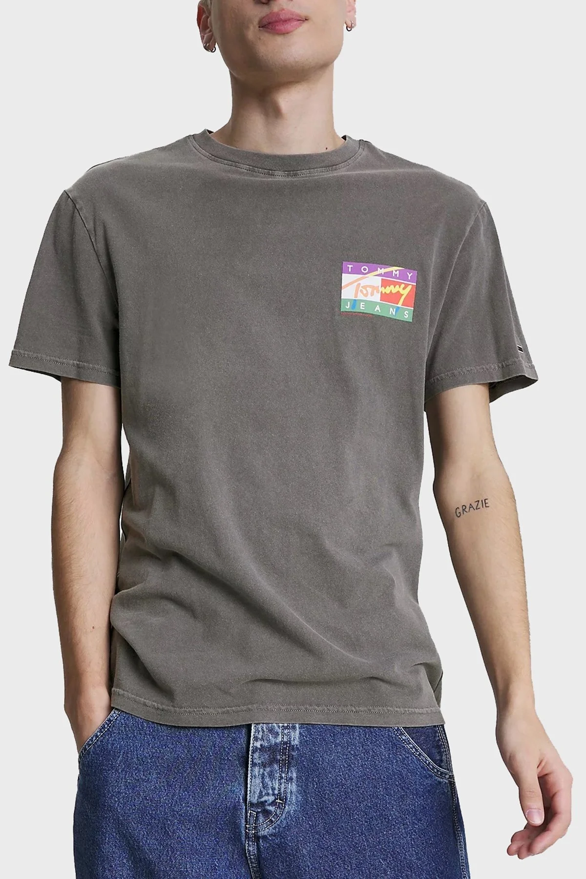 Tommy Jeans Sırt Baskılı Bisiklet Yaka Pamuklu Regular Fit Erkek T Shirt DM0DM16827 BDS SİYAH - 1