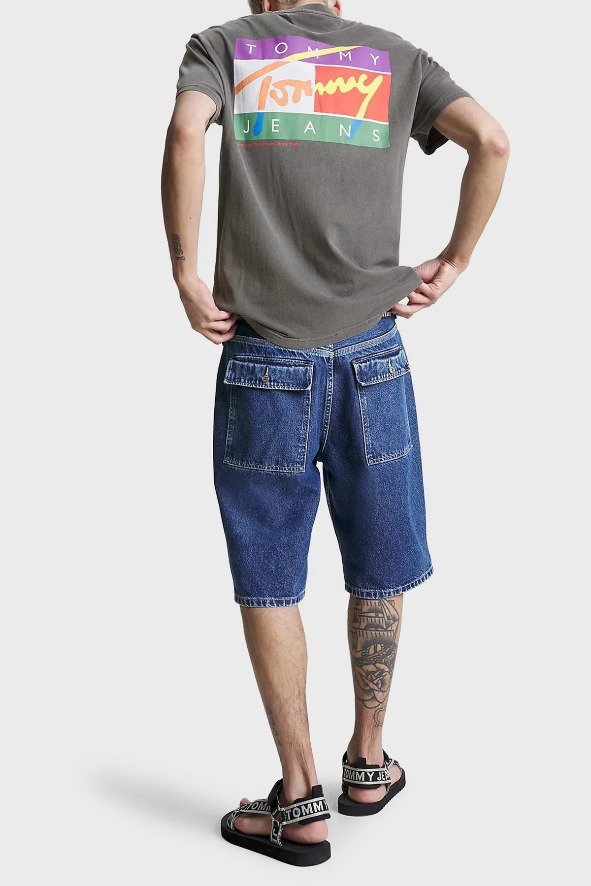 Tommy Jeans Sırt Baskılı Bisiklet Yaka Pamuklu Regular Fit Erkek T Shirt DM0DM16827 BDS SİYAH - 4