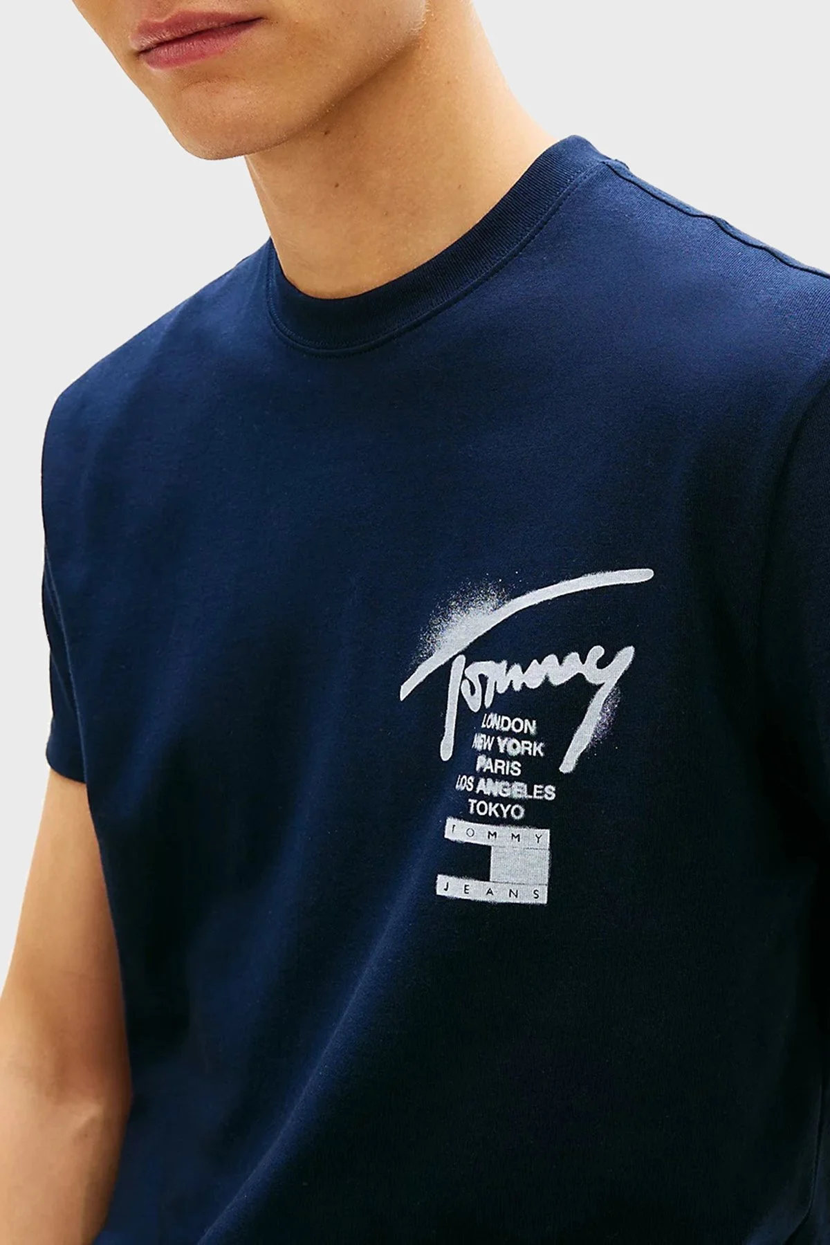 Tommy Jeans Sırt Baskılı Pamuklu Regular Fit Bisiklet Yaka Erkek T Shirt DM0DM22553 C1G LACİVERT - 4