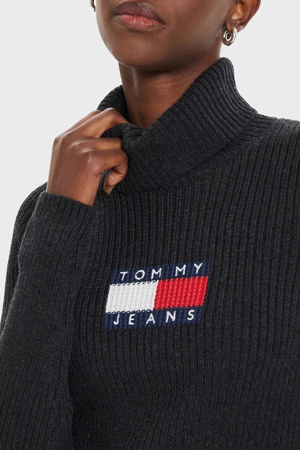 Tommy Jeans Slim Fit Balıkçı Yaka Örme Bayan Kazak DW0DW18678 HEV ANTRASİT - 10