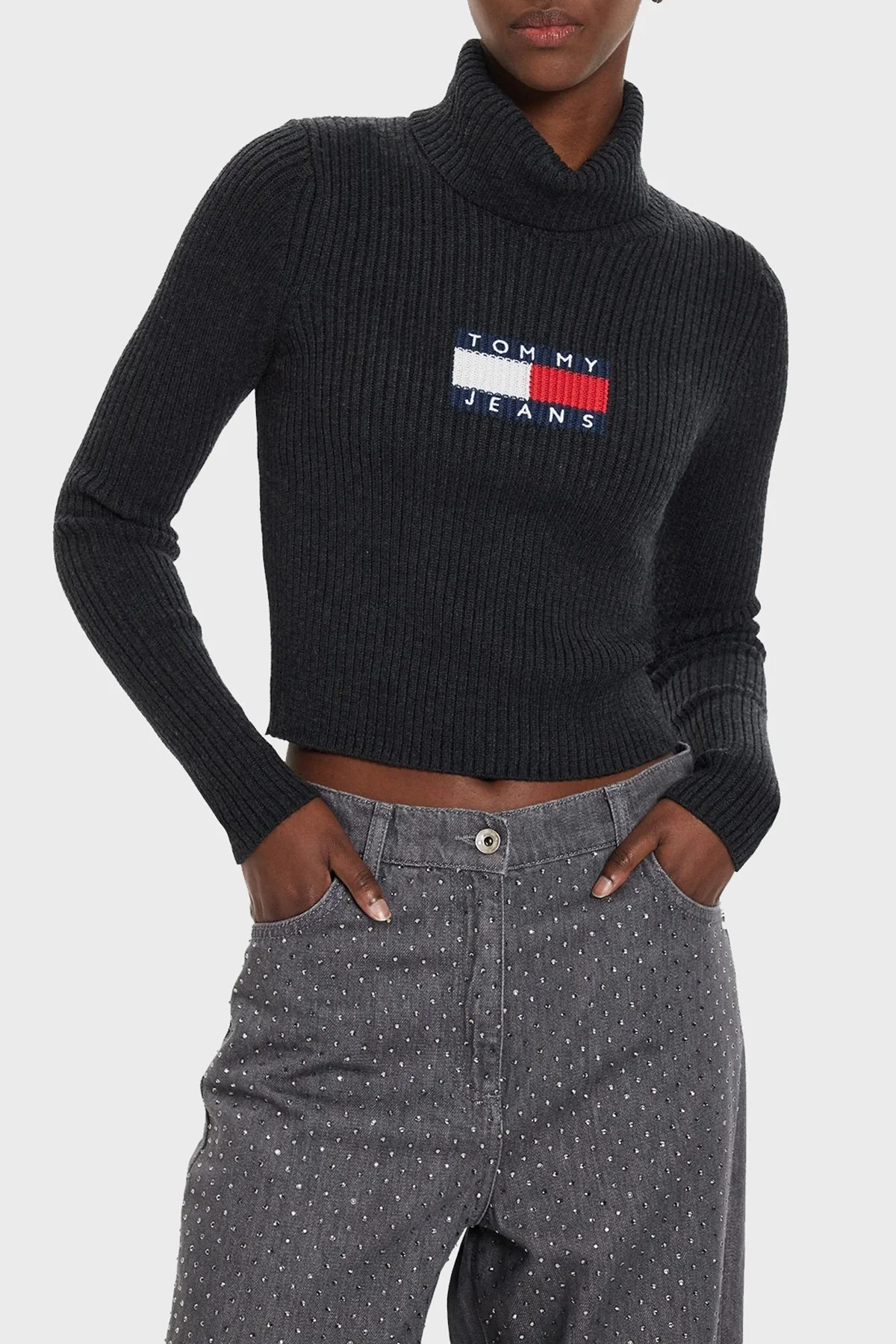 Tommy Jeans Slim Fit Balıkçı Yaka Örme Bayan Kazak DW0DW18678 HEV ANTRASİT - 1