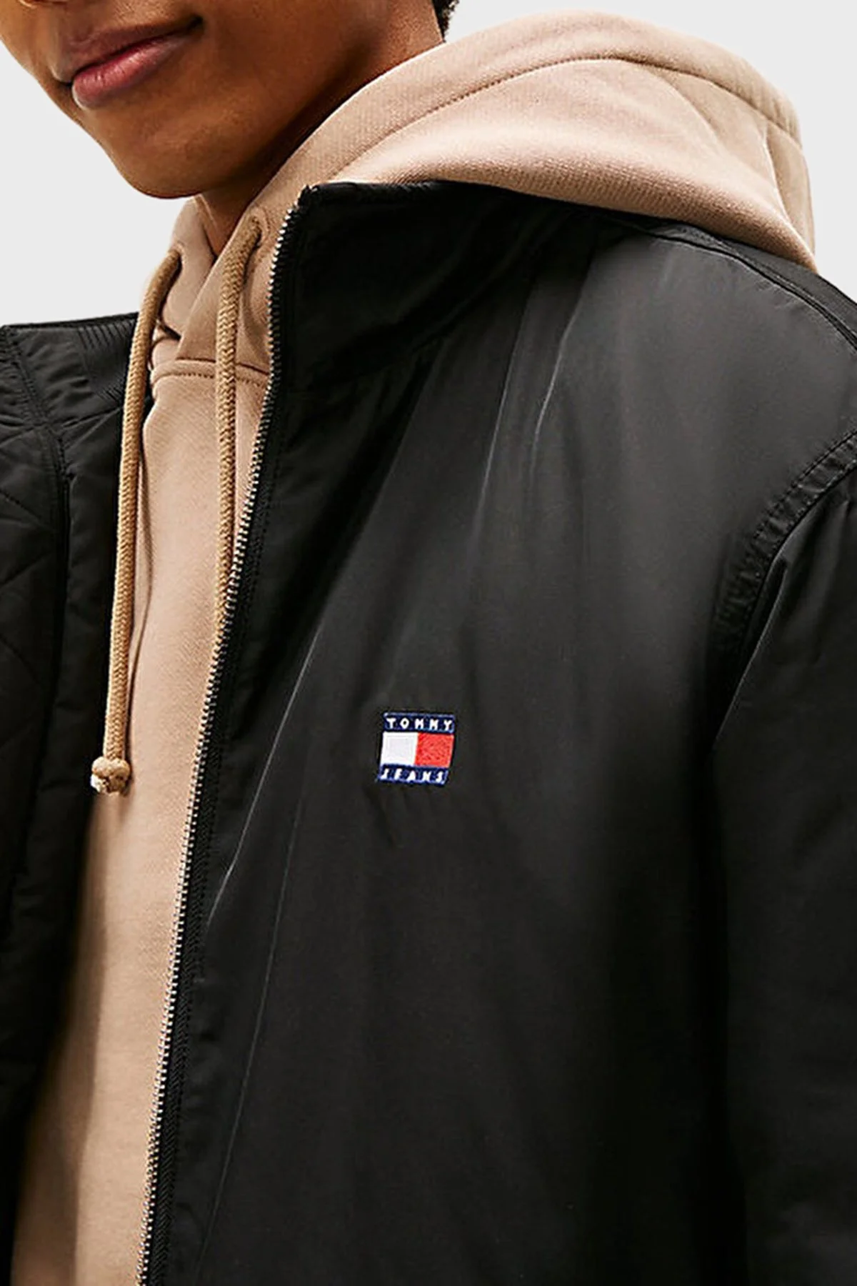 Tommy Jeans Su İtici Relaxed Fit Dik Yaka Logolu Erkek Mont DM0DM21936 BDS SİYAH - 3