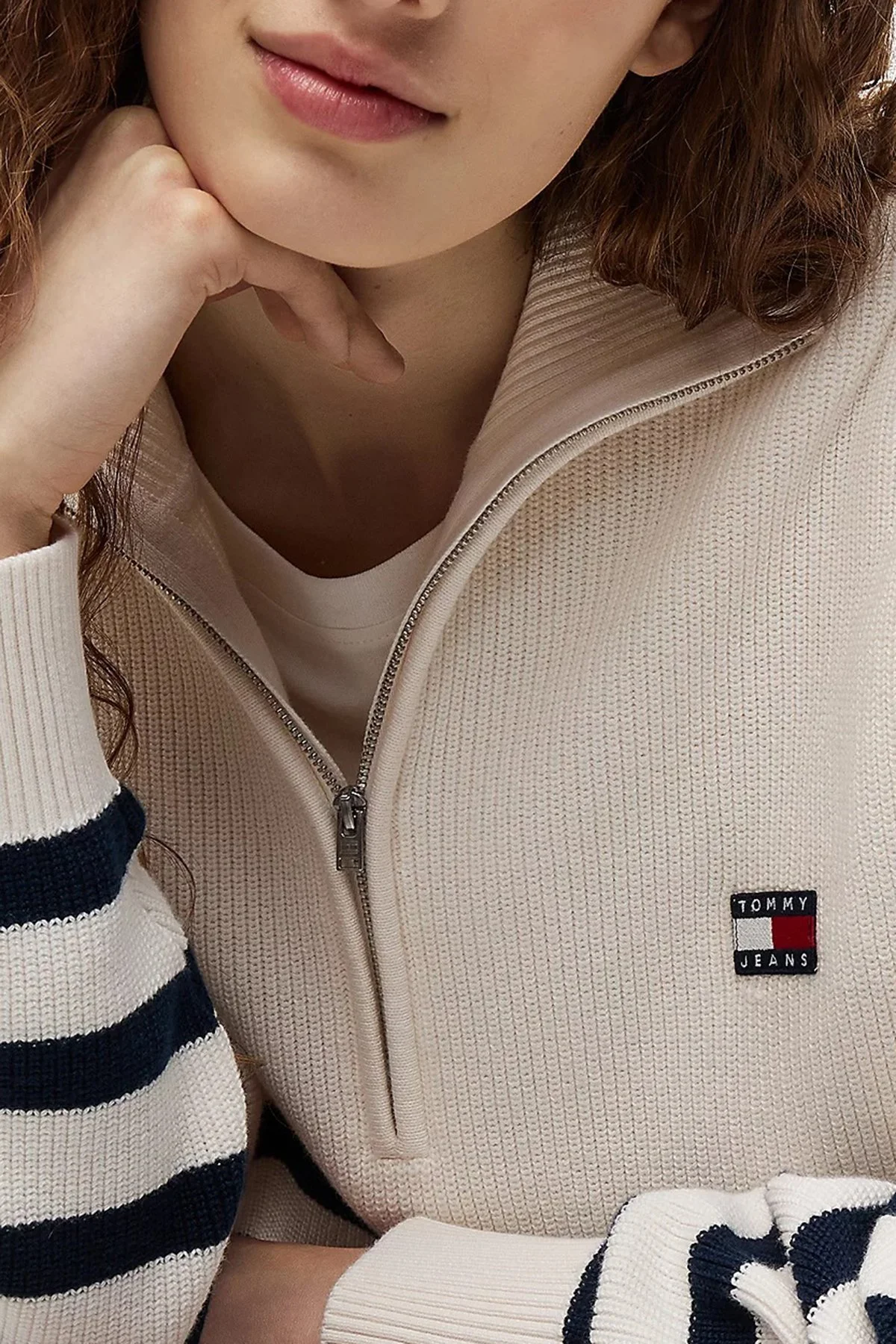 Tommy Jeans Yarım Fermuarlı Çizgili Relaxed Fit Dik Yaka Logolu Kadın Kazak DW0DW22928 YBH Beyaz - 3
