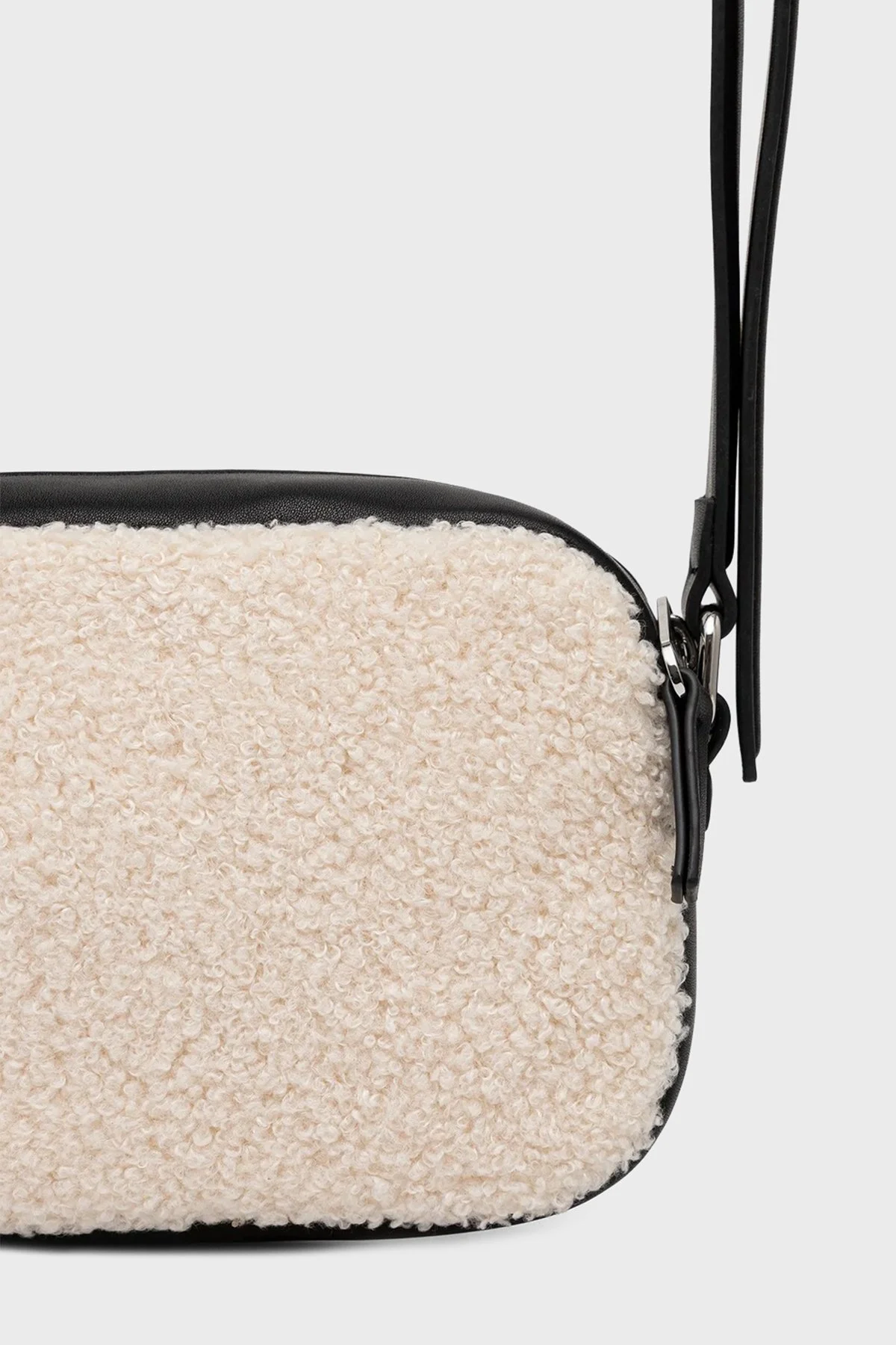 Tommy Jeans Yumuşak Postlu Ayarlanabilir Askılı Bayan Çanta AW0AW18010 YBH BEYAZ - 3