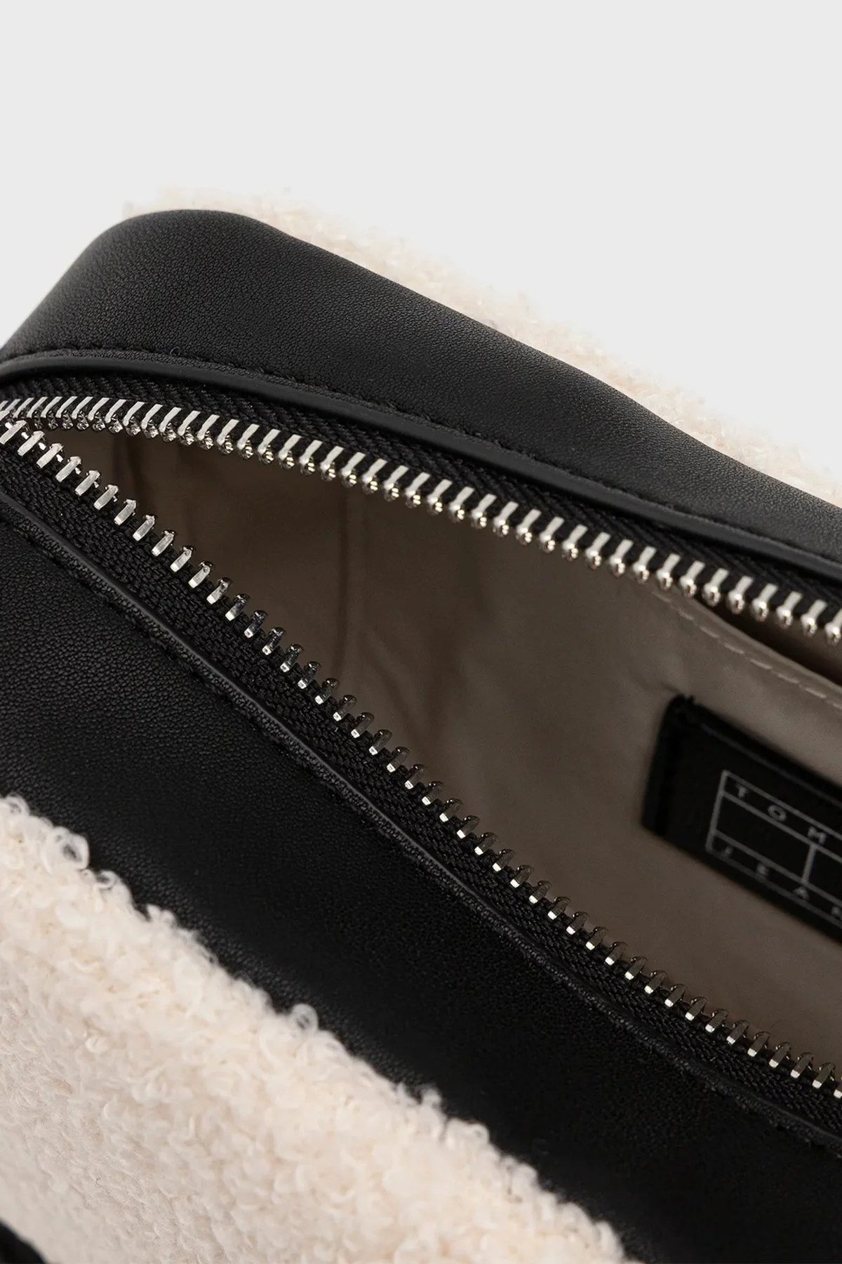 Tommy Jeans Yumuşak Postlu Ayarlanabilir Askılı Bayan Çanta AW0AW18010 YBH BEYAZ - 5