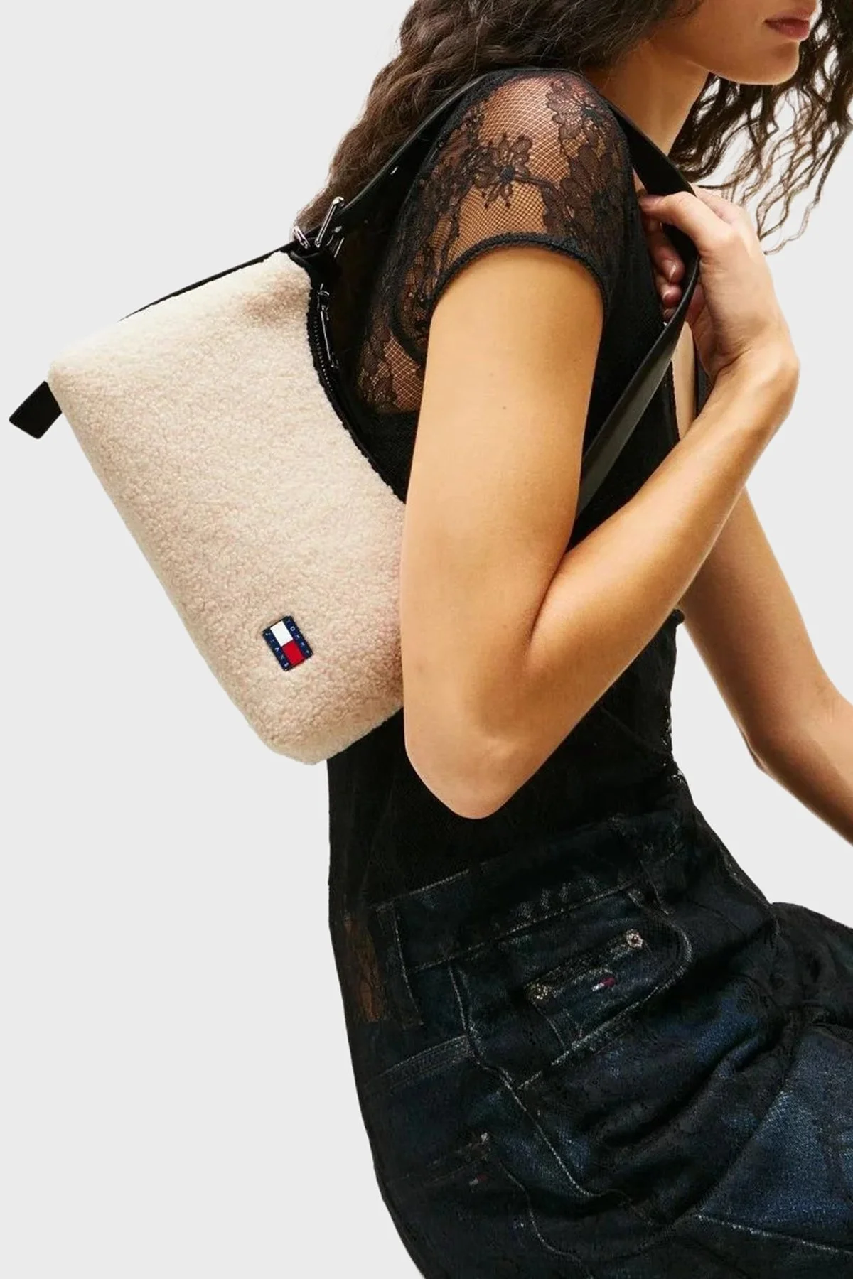 Tommy Jeans Yumuşak Postlu Ayarlanabilir Omuz Askılı Bayan Çanta AW0AW18011 YBH BEYAZ - 2