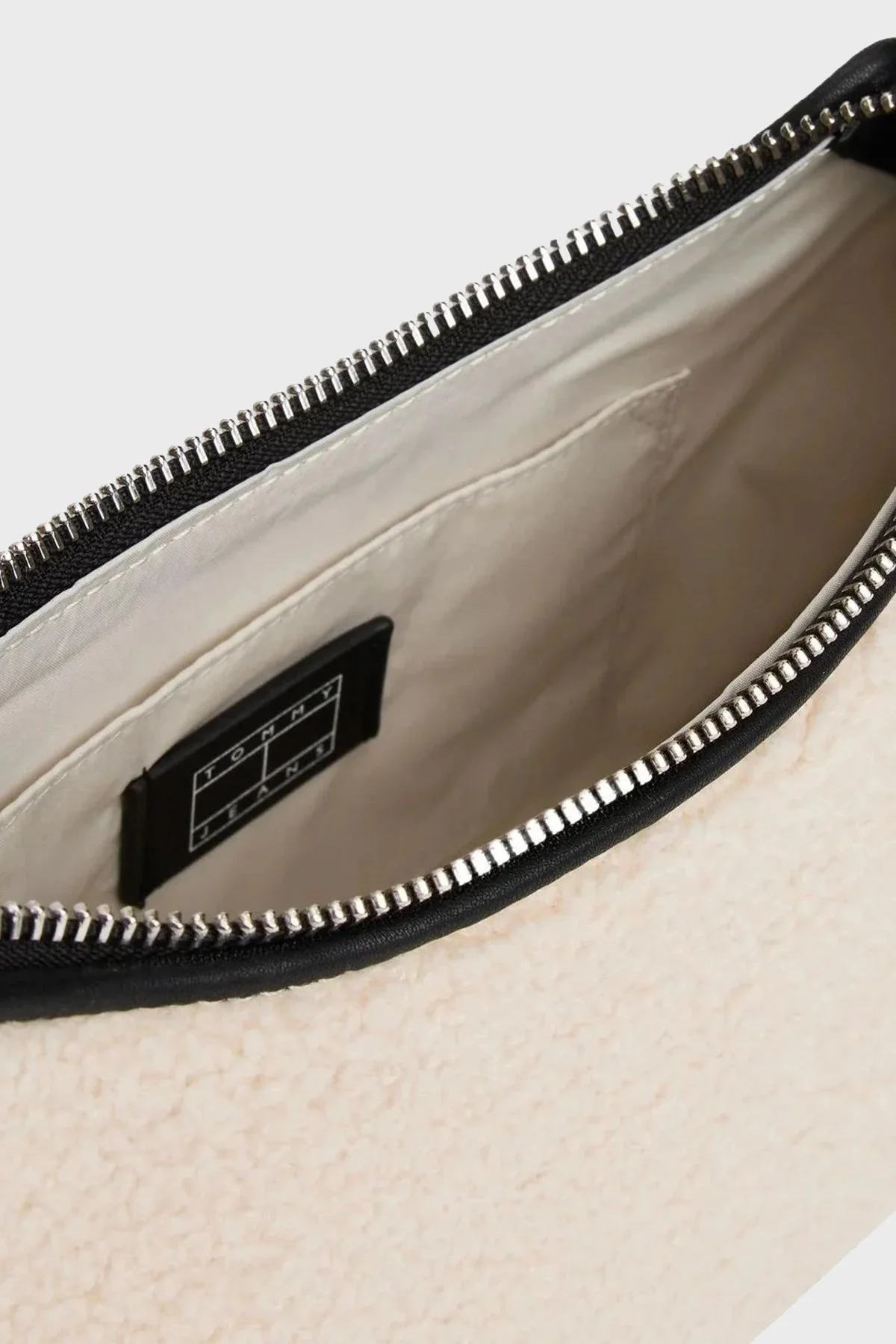 Tommy Jeans Yumuşak Postlu Ayarlanabilir Omuz Askılı Bayan Çanta AW0AW18011 YBH BEYAZ - 4