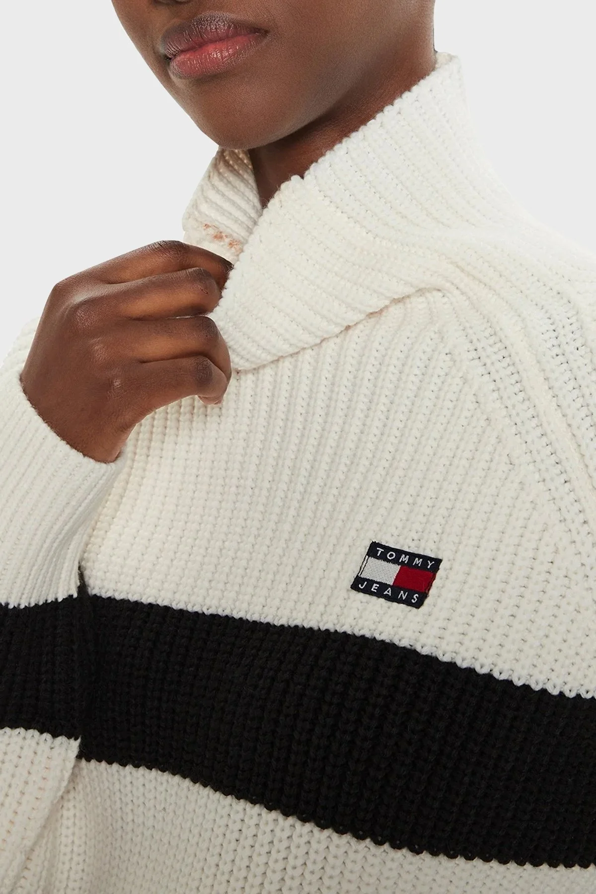 Tommy Jeans Yün Karışımlı Regular Fit Balıkçı Yaka Çizgili Örgü Bayan Kazak DW0DW19914 0AR SİYAH-BEYAZ - 4