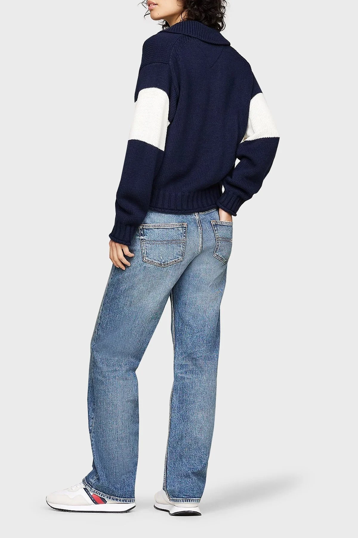 Tommy Jeans Yün Karışımlı Relaxed Fit V Yaka Logolu Bayan Kazak DW0DW18677 C1G LACİVERT-BEYAZ - 4