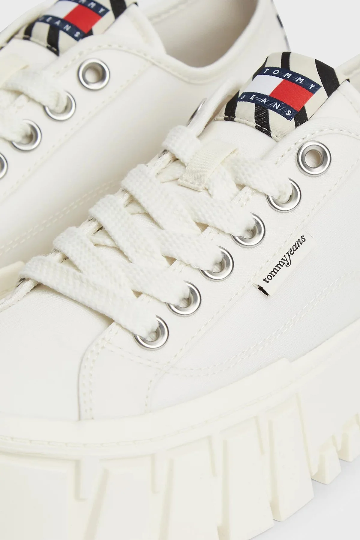 Tommy Jeans Zebra Desenli Platform Sneaker Kadın Ayakkabı EN0EN03070 YBI Beyaz - 4