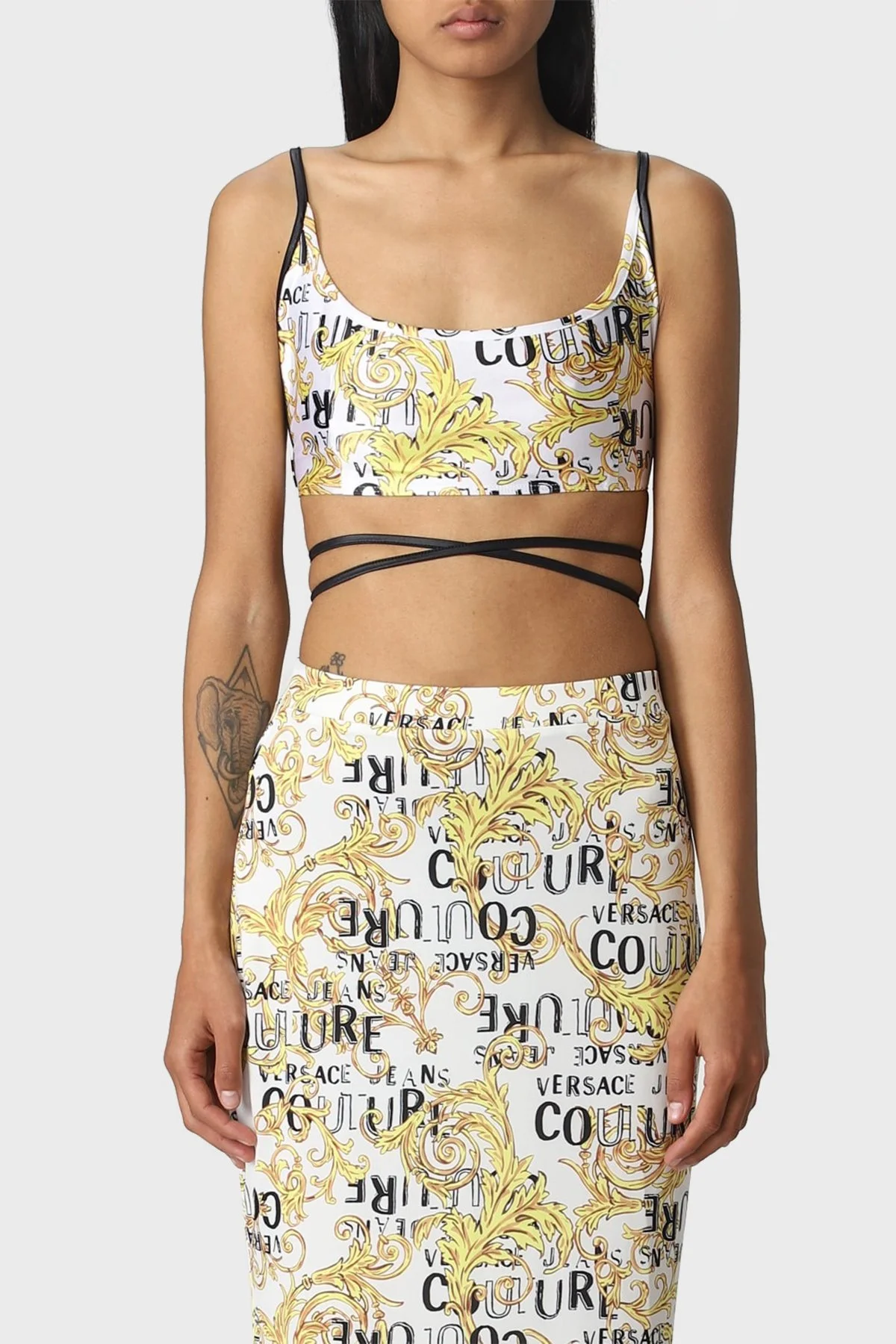 Versace Jeans Couture Barok Desenli Bağlama Detaylı Kadın Top 74HAM231 JS178 G03 BEYAZ - 1