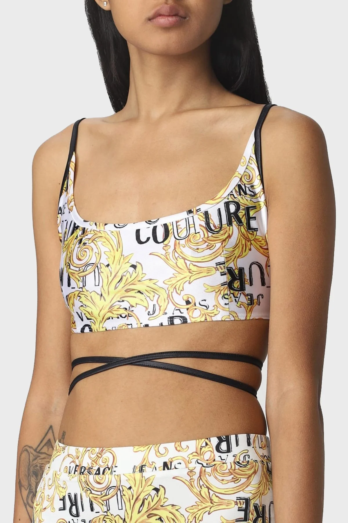 Versace Jeans Couture Barok Desenli Bağlama Detaylı Kadın Top 74HAM231 JS178 G03 BEYAZ - 3