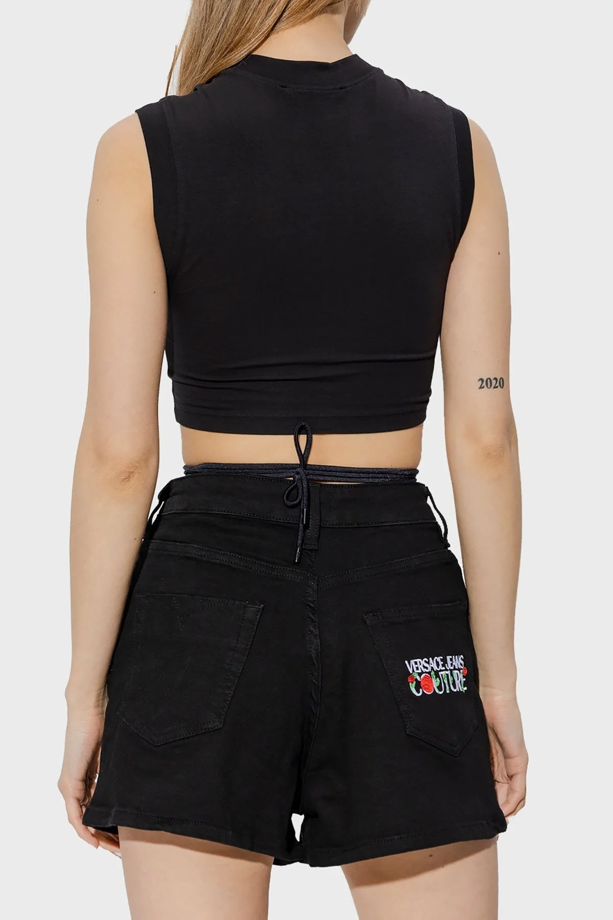 Versace Jeans Couture Desenli Bağlama Detaylı Slim Fit Bayan Top 74HAMF01 CJ07F G89 SİYAH - 2