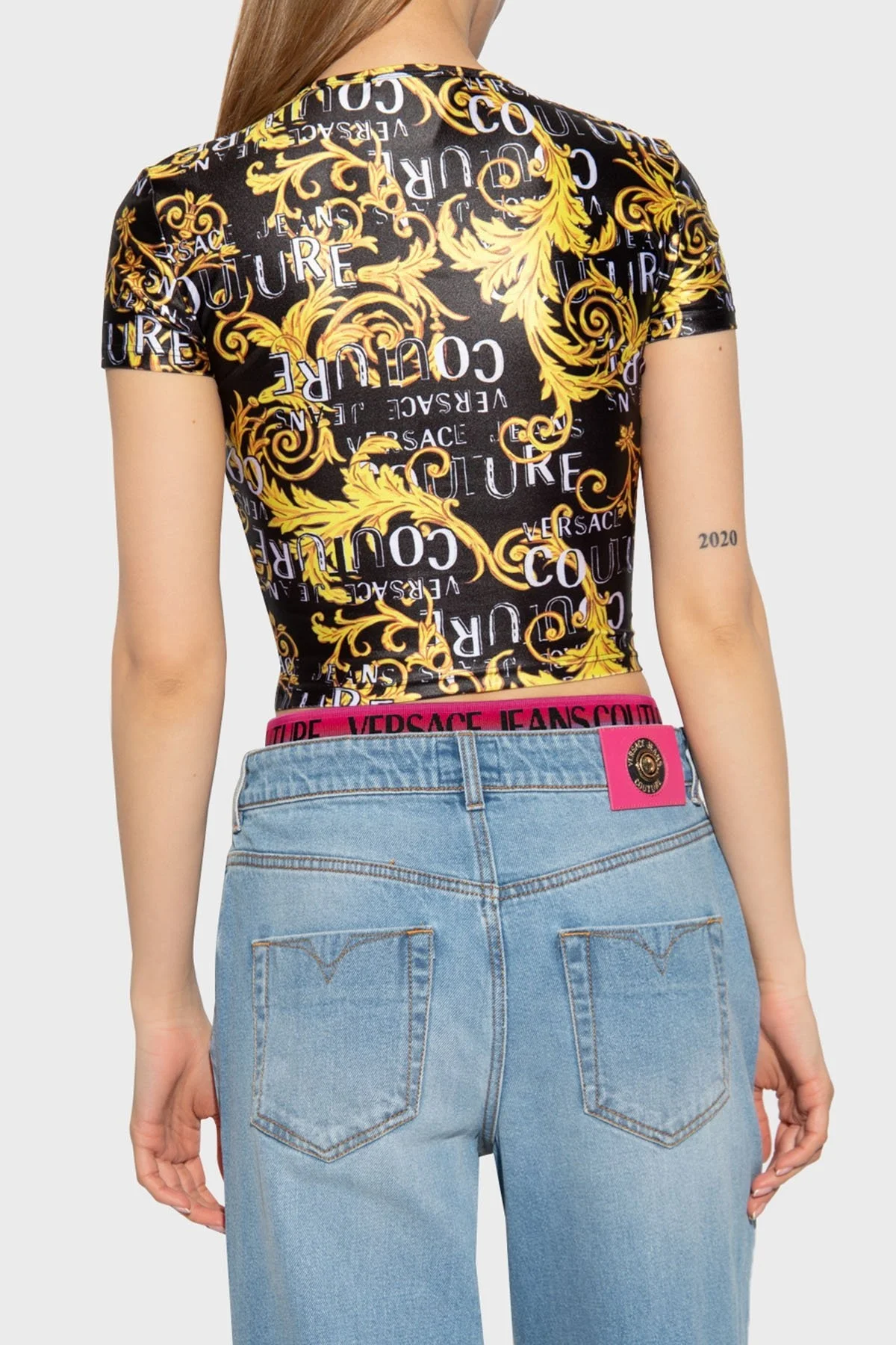 Versace Jeans Couture Desenli Bisiklet Yaka Cropped Fit Bayan T Shirt 74HAH602 JS178 G89 SİYAH - 2