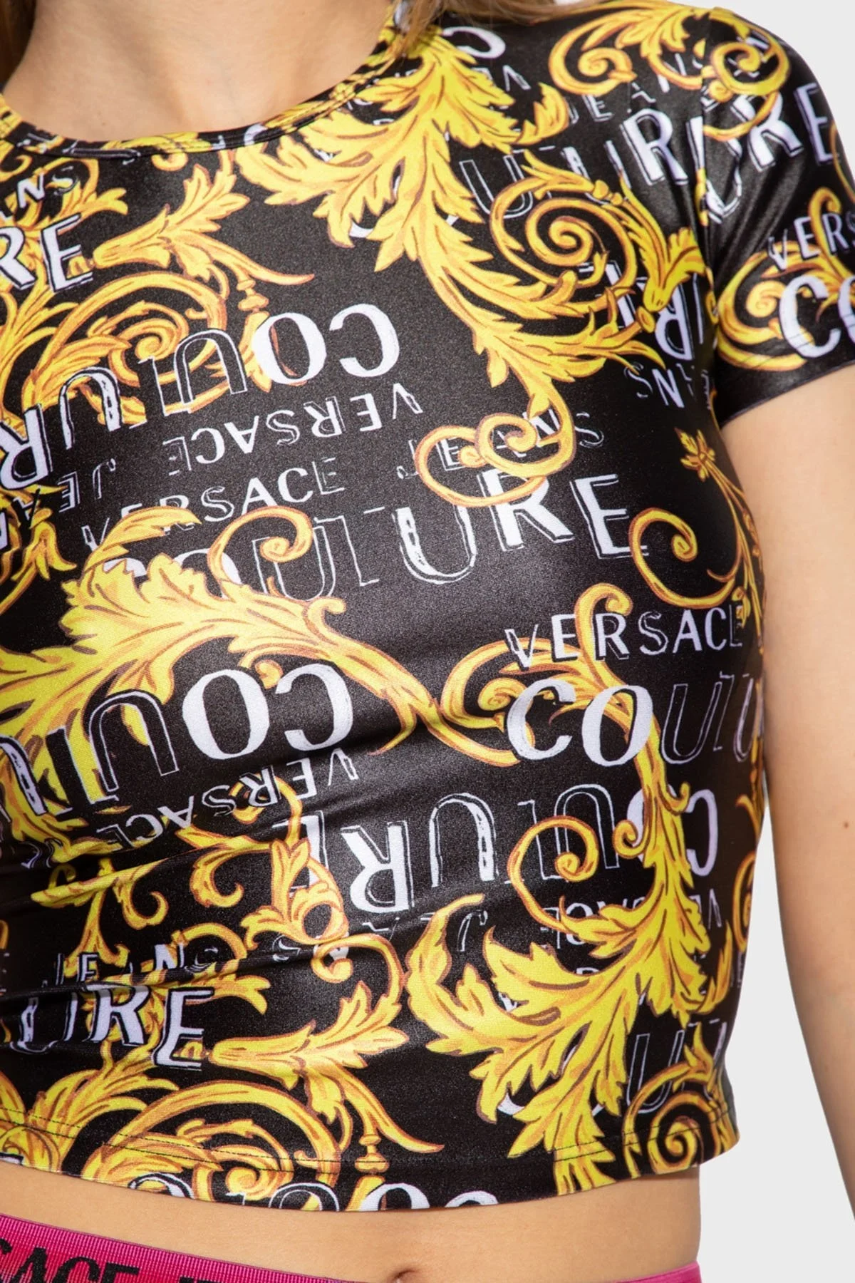 Versace Jeans Couture Desenli Bisiklet Yaka Cropped Fit Bayan T Shirt 74HAH602 JS178 G89 SİYAH - 3