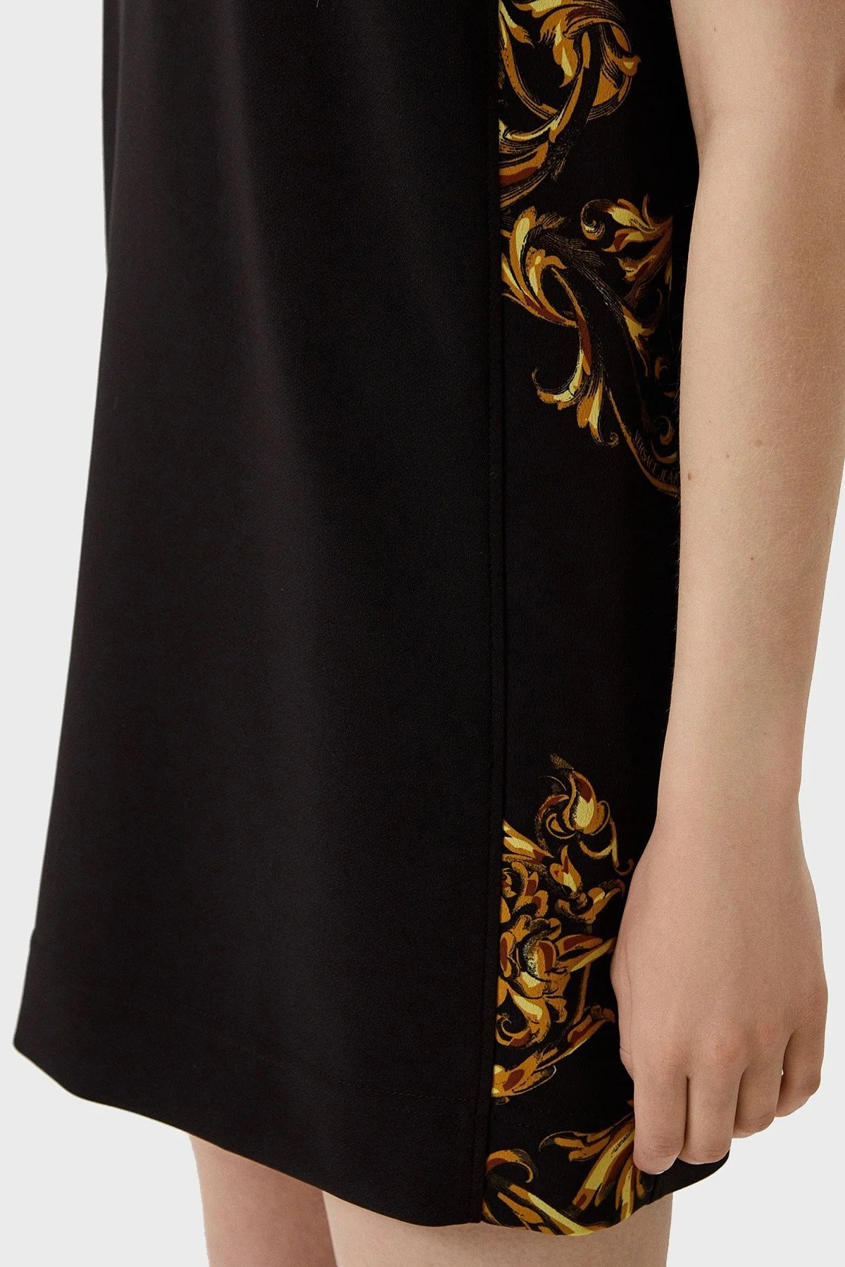 Versace Jeans Couture Desenli Regular Fit Kolsuz Mini Bayan Elbise 72HAO9A1 N0103 899 SİYAH - 4