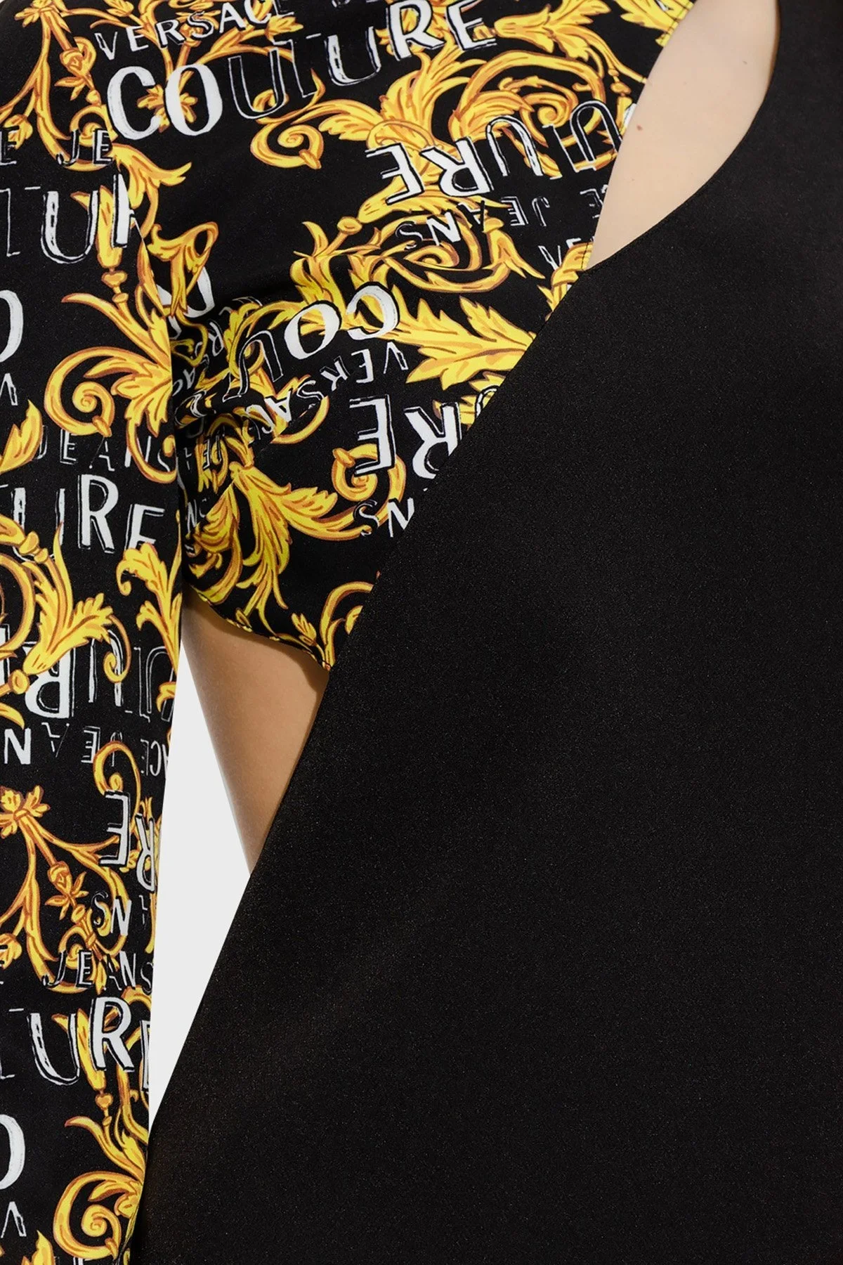 Versace Jeans Couture Logo Desen Baskılı Sırt Dekolteli Regular Fit Mini Bayan Elbise 74HAO910 N0103 899 SİYAH - 4