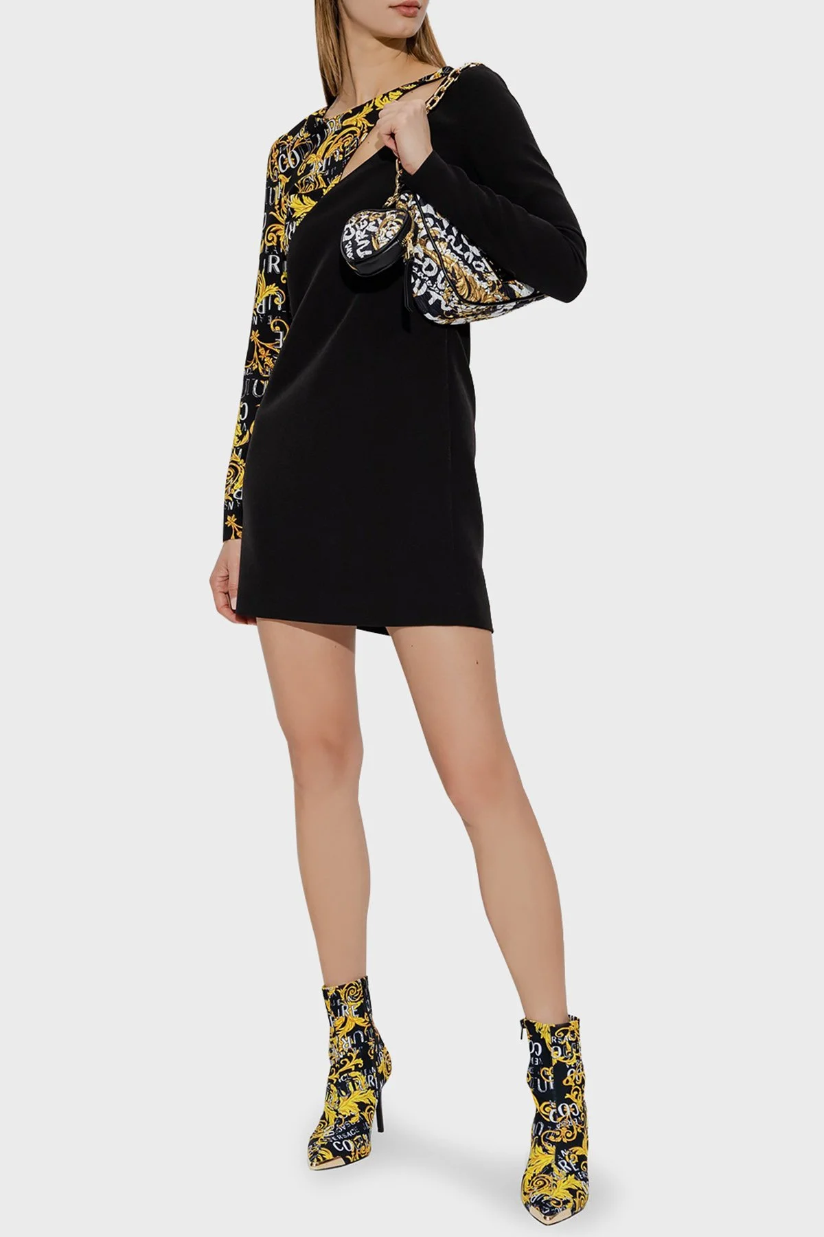 Versace Jeans Couture Logo Desen Baskılı Sırt Dekolteli Regular Fit Mini Kadın Elbise 74HAO910 N0103 899 SİYAH - 2