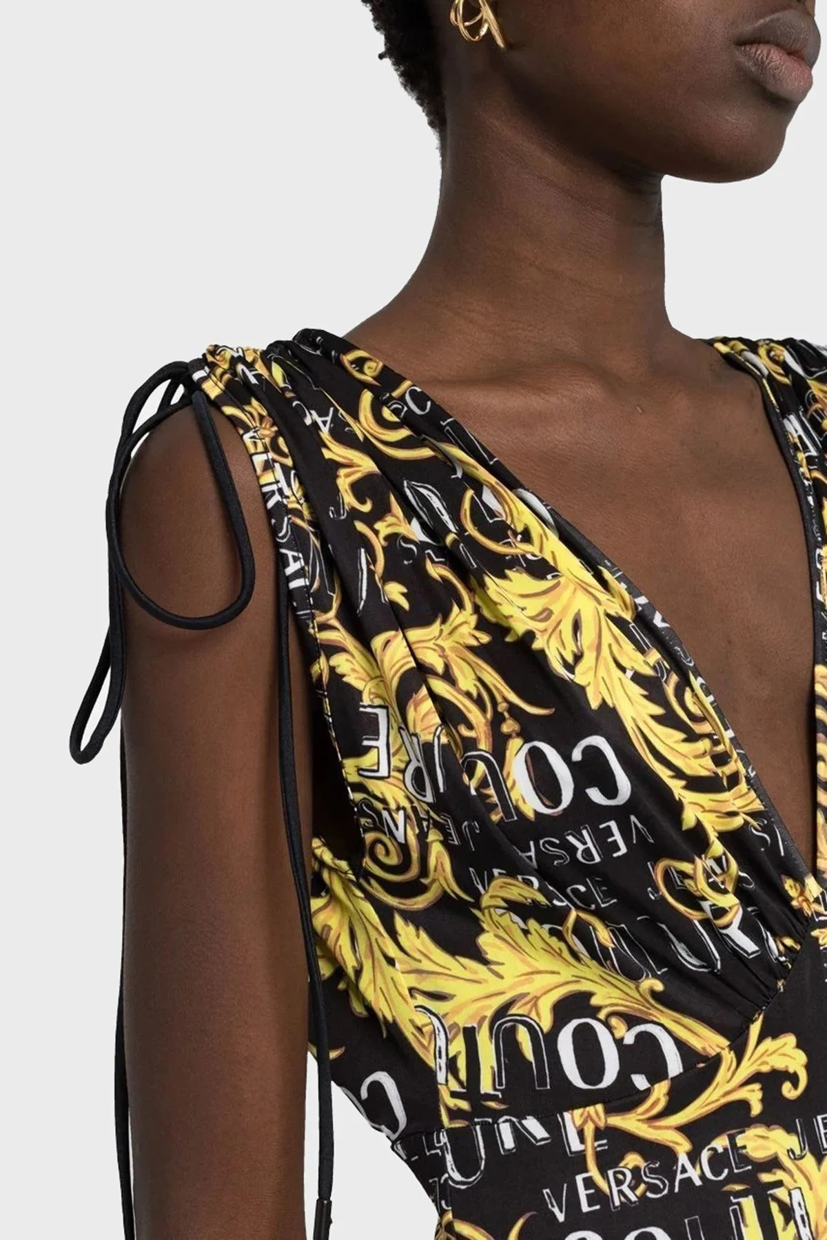 Versace Jeans Couture Logo Desen Baskılı V Yaka Göğüs Dekolteli Slim Fit Mini Bayan Elbise 74HAO921 JS162 G89 SİYAH-GOLD - 4