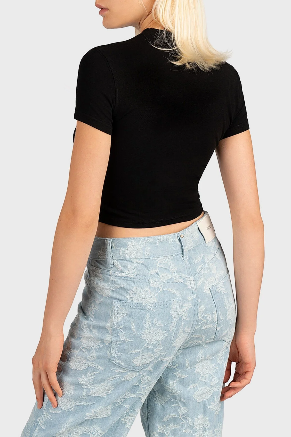 Versace Jeans Couture Logolu Pamuklu Bisiklet Yaka Slim Fit Crop Bayan T Shirt 73HAHT05 CJ03T 899 SİYAH - 3