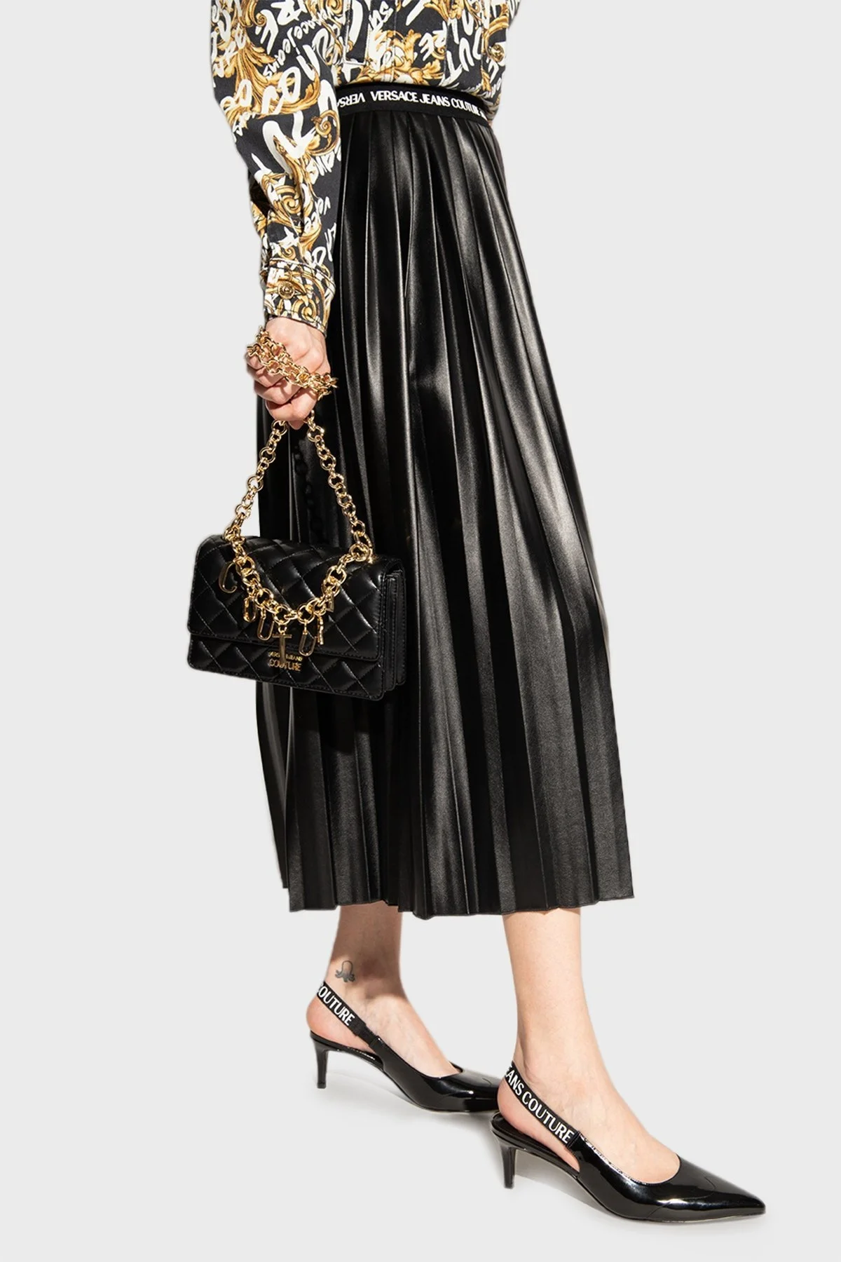 Versace Jeans Couture Logolu Zincir Askılı Kapitone Bayan Çanta 73VA4BC1 ZS409 899 SİYAH - 2