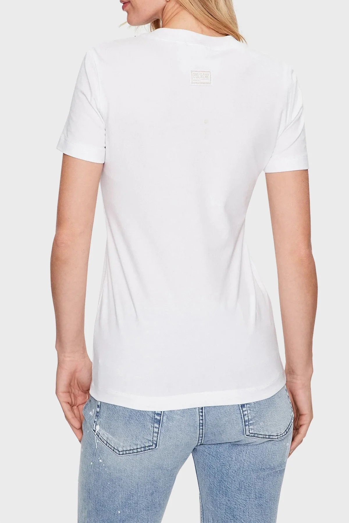 Versace Jeans Couture Pamuklu Logolu Zincir Kolyeli Regular Fit Bayan T Shirt 74HAHE05 CJ02E 003 BEYAZ - 2