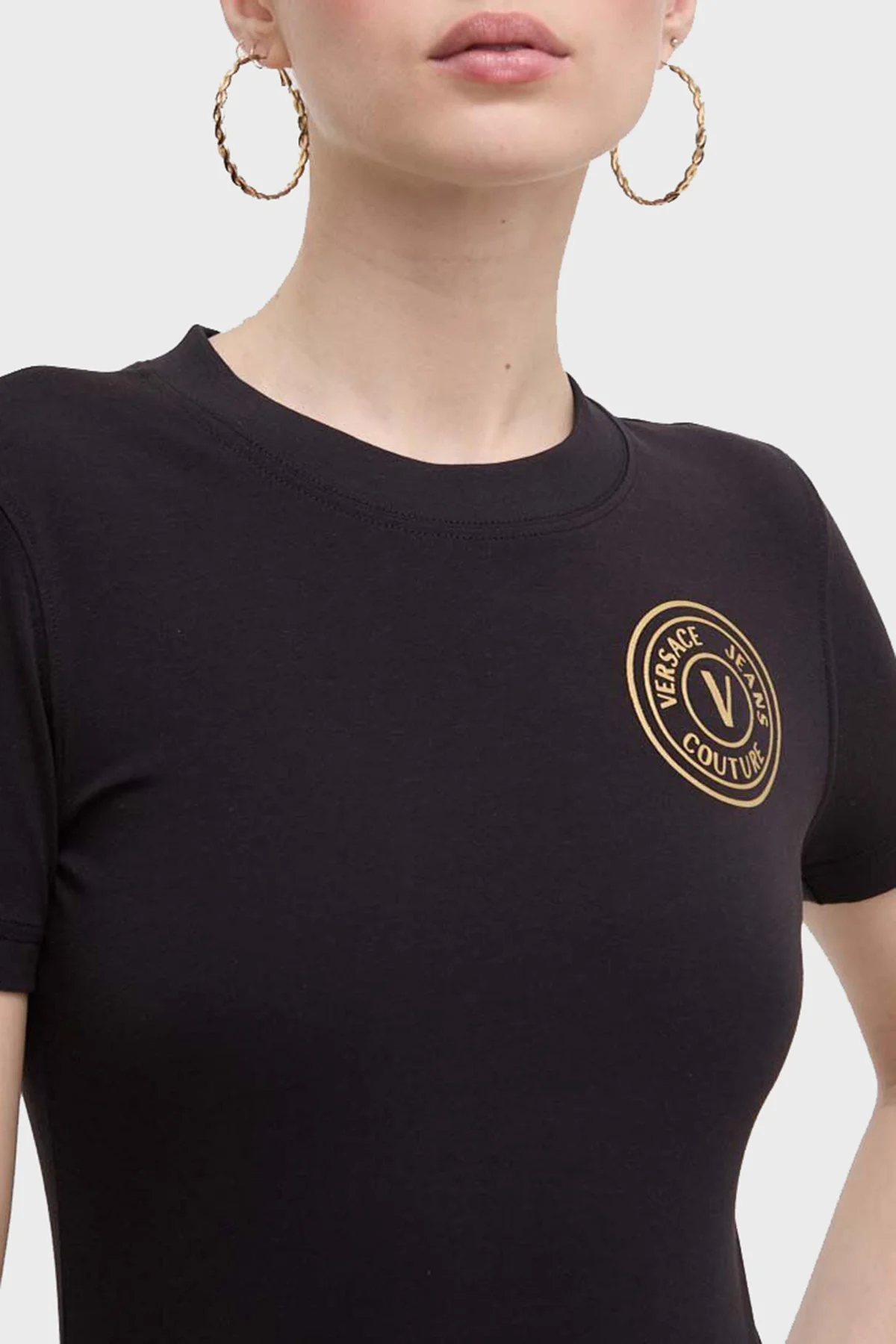 Versace Jeans Couture Pamuklu Regular Fit Bisiklet Yaka Kadın T Shirt 76HAHT02 CJ03T G89 SİYAH - 4