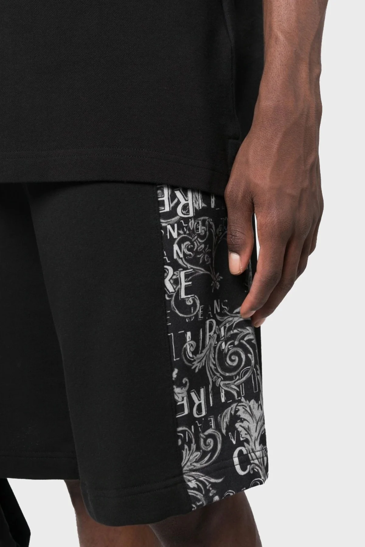 Versace Jeans Couture Pamuklu Regular Fit Erkek Short 74GAD3C0 FS063 899 SİYAH - 4