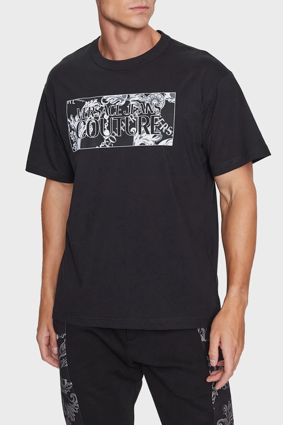 Versace Jeans Couture Pamuklu Regular Fit Erkek T Shirt 75GAHE01 CJ00E 899 SİYAH - 1