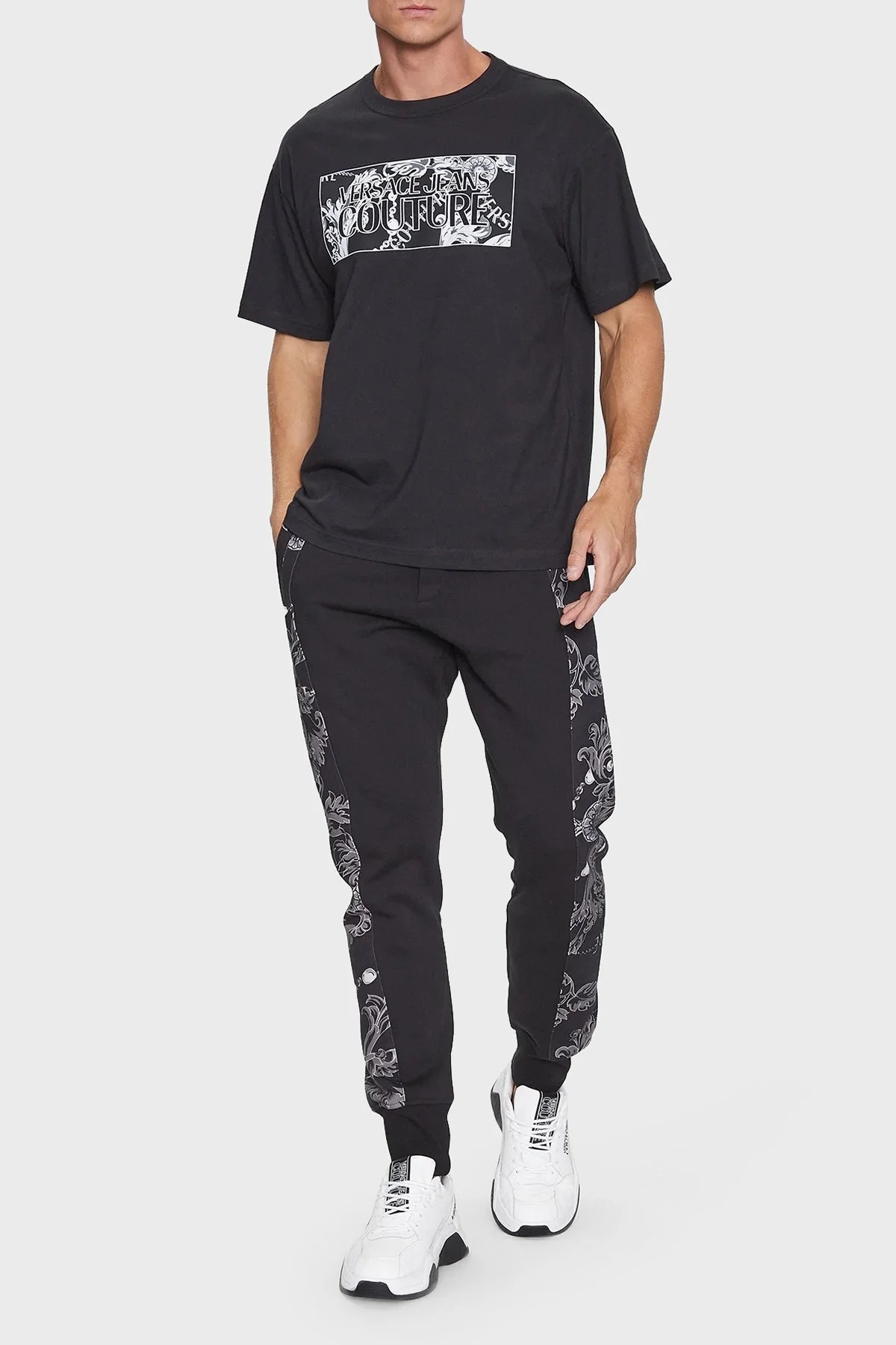 Versace Jeans Couture Pamuklu Regular Fit Erkek T Shirt 75GAHE01 CJ00E 899 SİYAH - 3