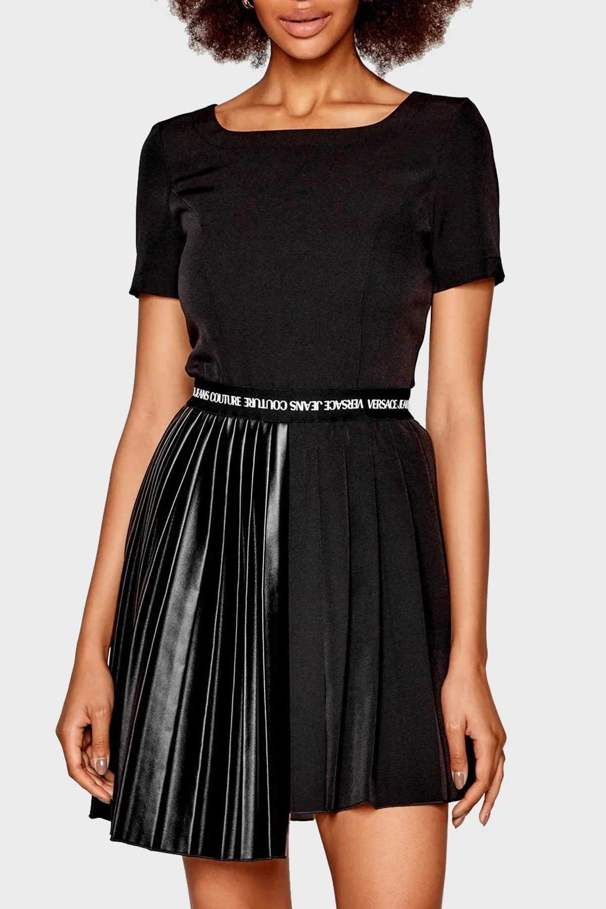 Versace Regular Fit Asimetrik Piliseli Streç Mini Bayan Elbise 73HAO925 N0103 899 SİYAH - 1