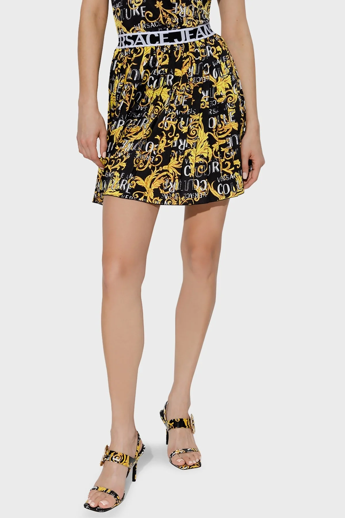 Versace Jeans Couture Regular Fit Logolu Elastik Bel Bantlı Piliseli Mini Bayan Etek 74HAE820 NS215 G89 SİYAH - 1