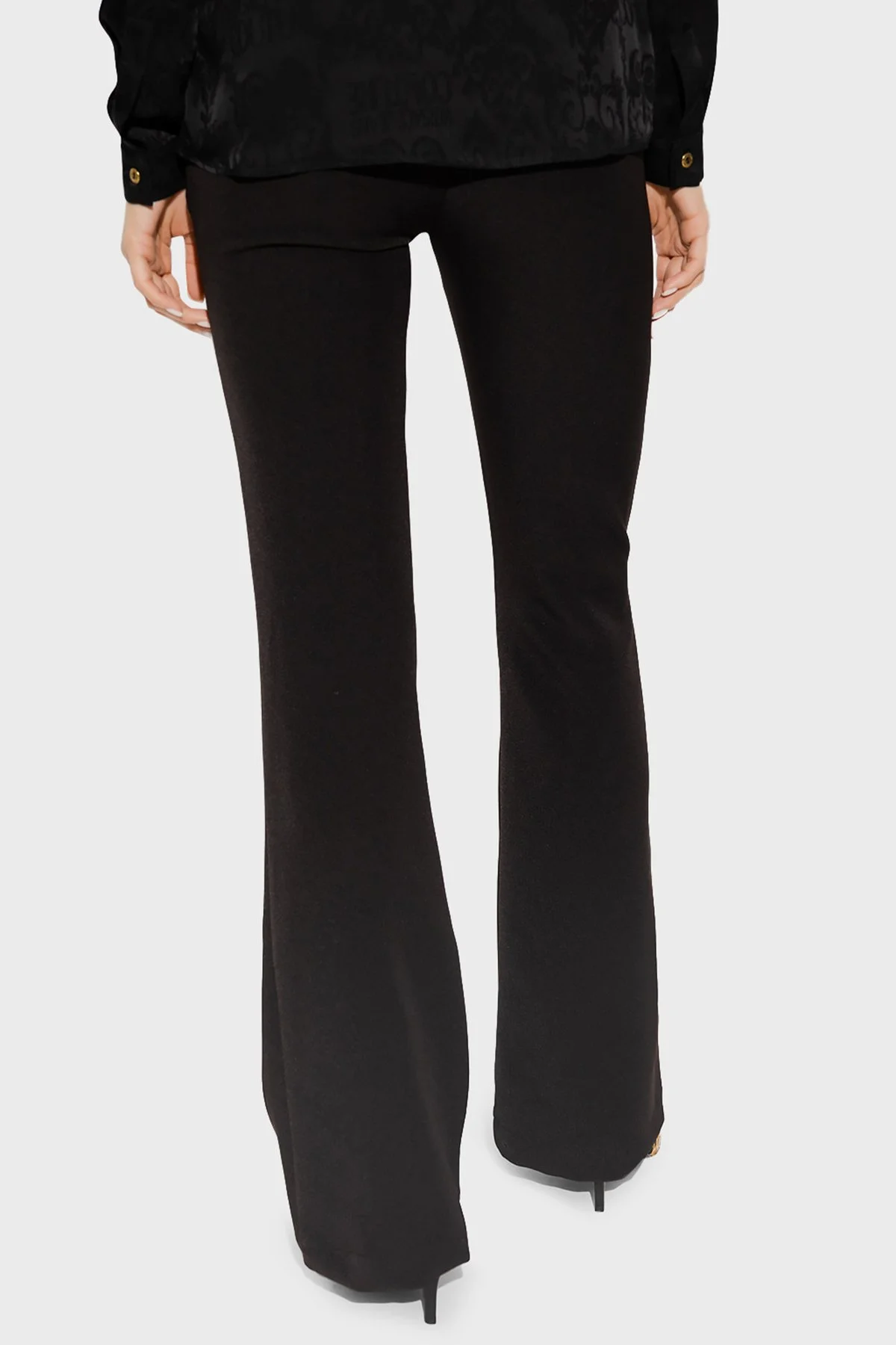 Versace Streç Normal Bel Regular Fit İspanyol Paça Kadın Pantolon 73HAA105 N0103 899 SİYAH - 3
