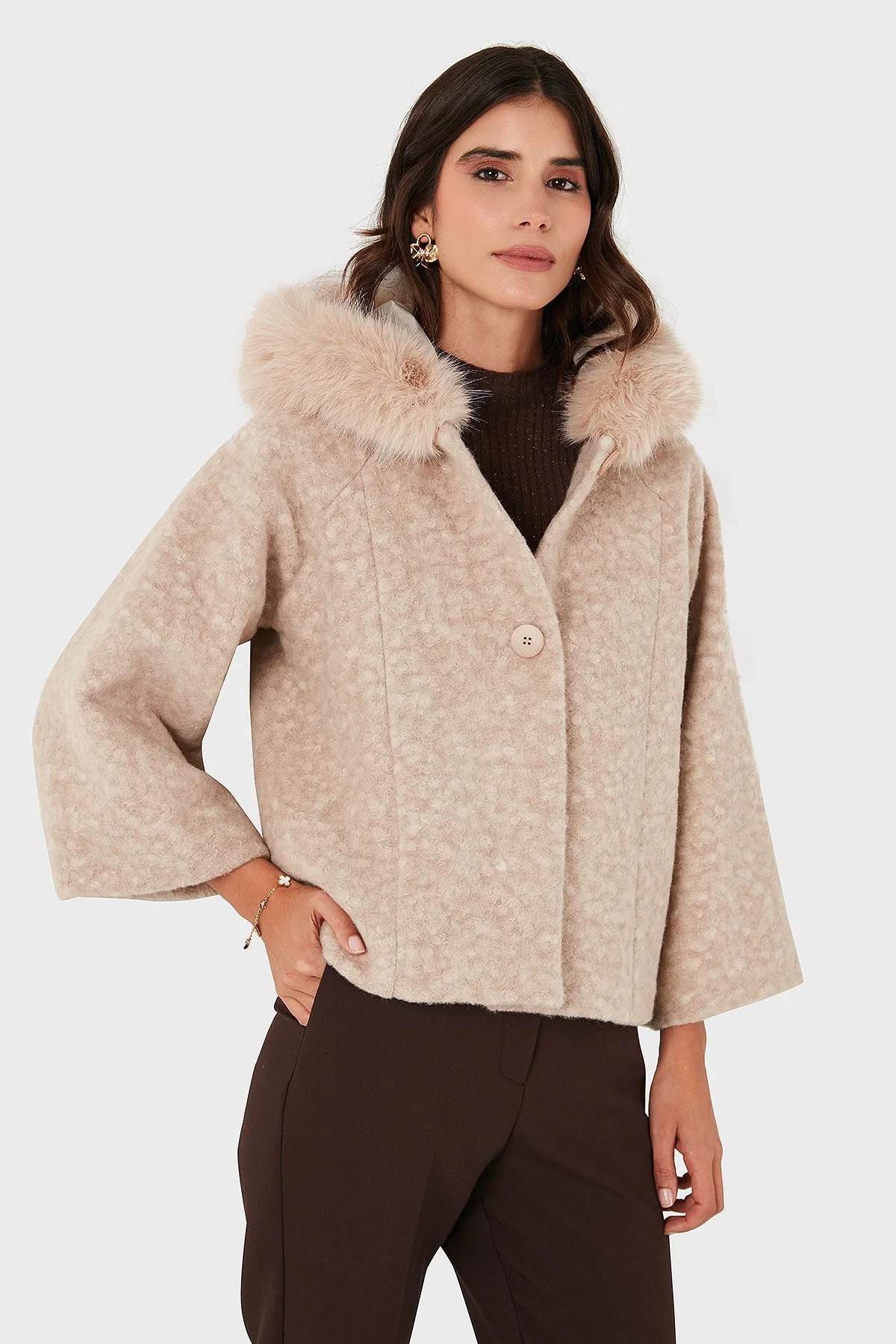 Via Dante Oversize Yumuşak Tüylü Kapüşonlu Truvakar Kol Astarlı Bayan Mont 690919 BEJ - 1