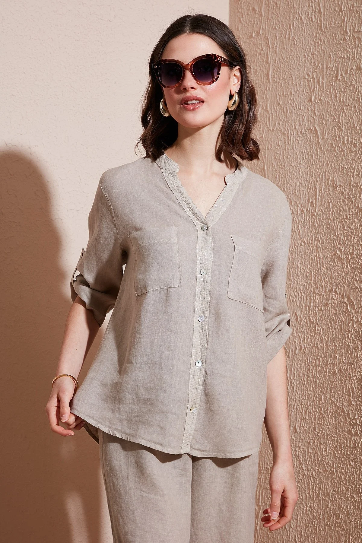 Via Dante Regular Fit V Yaka Arkası Dantel Detaylı Keten Bayan Gömlek 6665687 TAŞ - 2