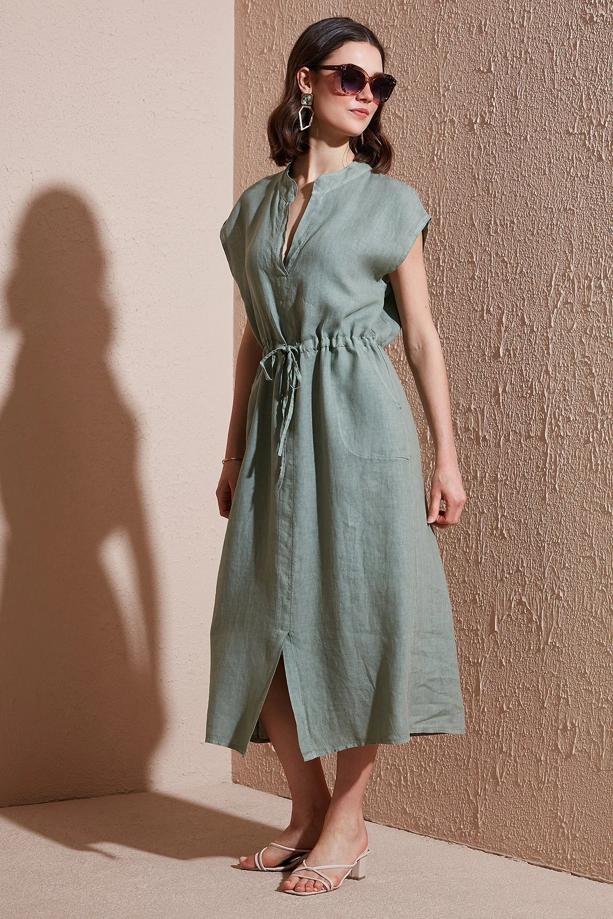 Via Dante Yırtmaçlı Comfort Fit V Yaka Midi Boy Keten Bayan Elbise 6085544 HAKİ - 1