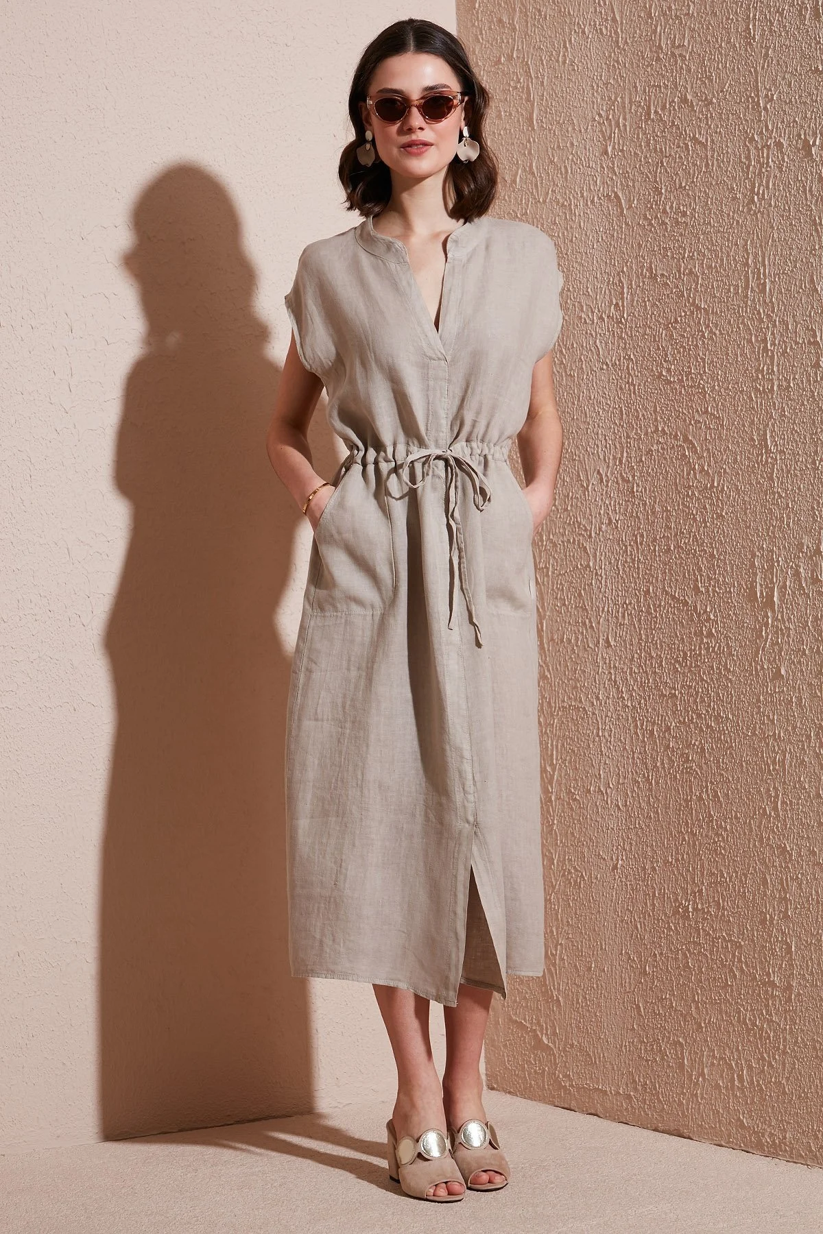 Via Dante Yırtmaçlı Comfort Fit V Yaka Midi Boy Keten Bayan Elbise 6085687 TAŞ - 1