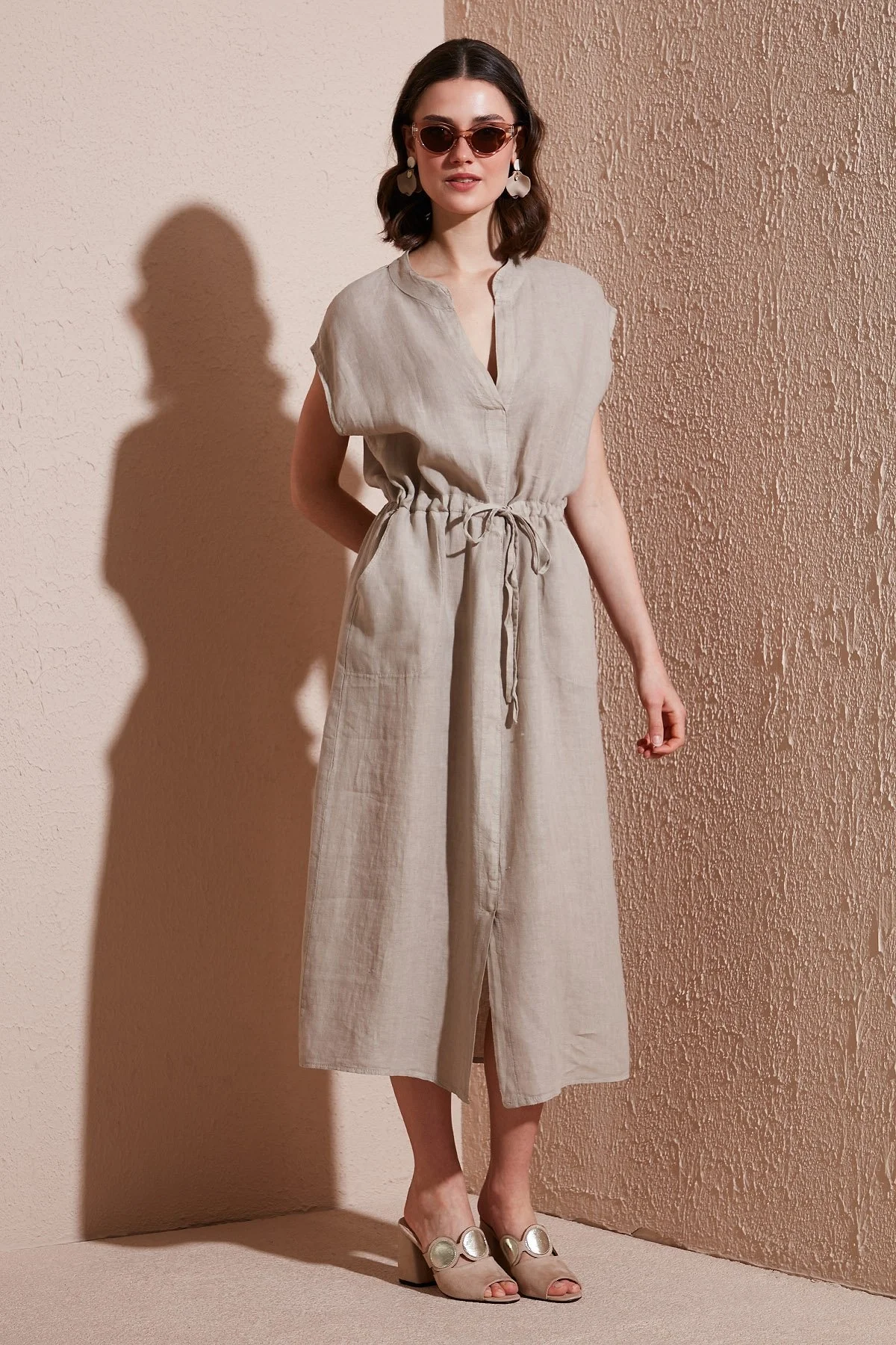 Via Dante Yırtmaçlı Comfort Fit V Yaka Midi Boy Keten Bayan Elbise 6085687 TAŞ - 3