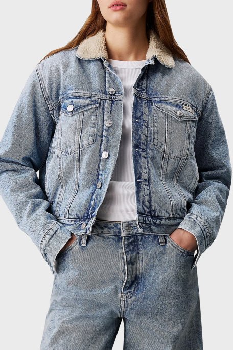 Calvin Klein % 100 Pamuk Logolu Regular Fit Kısa J20J2240961A4 Bayan Kot Ceket J20J224096 1A4 AÇIK MAVİ - Calvin Klein