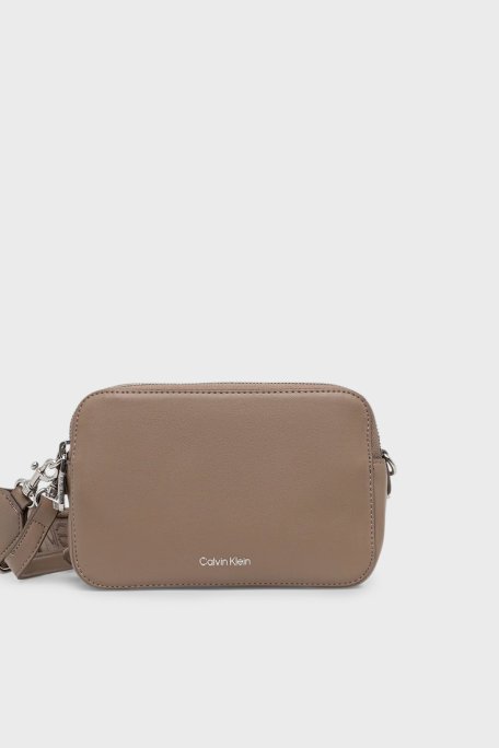 Calvin Klein Logolu Ayarlanabilir Askılı LV04F3165GVFU Bayan Çanta LV04F3165G VFU TOPRAK - Calvin Klein