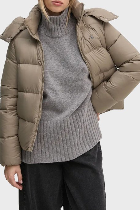 Calvin Klein Regular Fit Su İtici Çıkarılabilir Kapüşonlu Kısa Şişme J20J223571PAV Bayan Mont J20J223571 PAV HAKİ - Calvin Klein