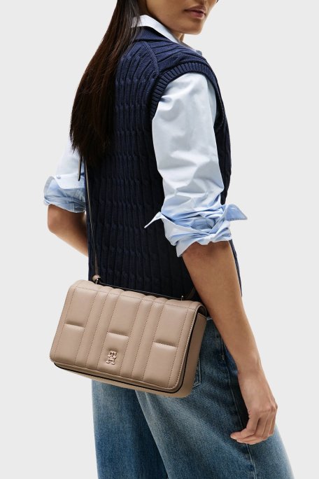 Tommy Hilfiger Logolu Dikiş Detaylı Çıkarılabilir Askılı Bayan Çanta AW0AW17454 AFE BEJ - Tommy Hilfiger (1)