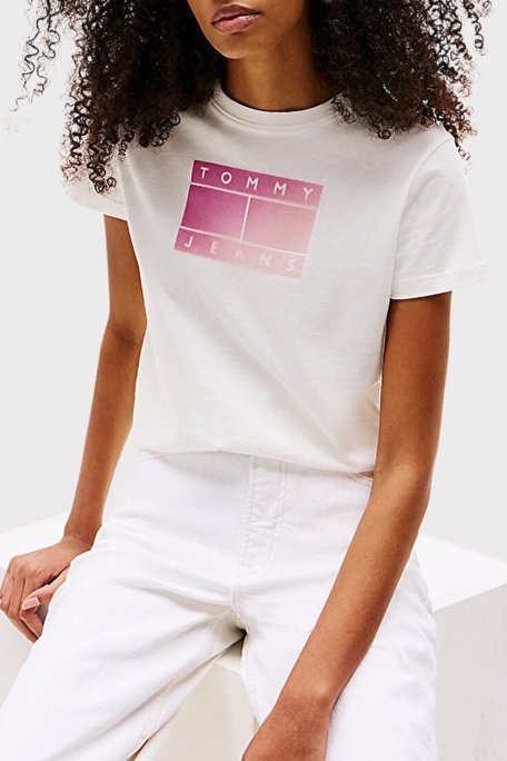 Tommy Jeans % 100 Pamuk Regular Fit Bisiklet Yaka Logolu Bayan T Shirt DW0DW20905 YBL BEYAZ - Tommy Jeans