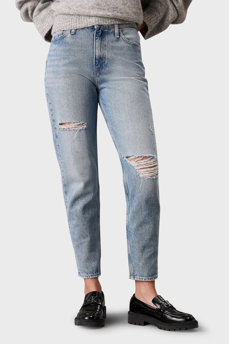 Calvin Klein % 100 Pamuk Mom Fit Yüksek Bel Daralan Paça Jeans J20J2240261AA Bayan Kot Pantolon J20J224026 1AA AÇIK MAVİ - Calvin Klein
