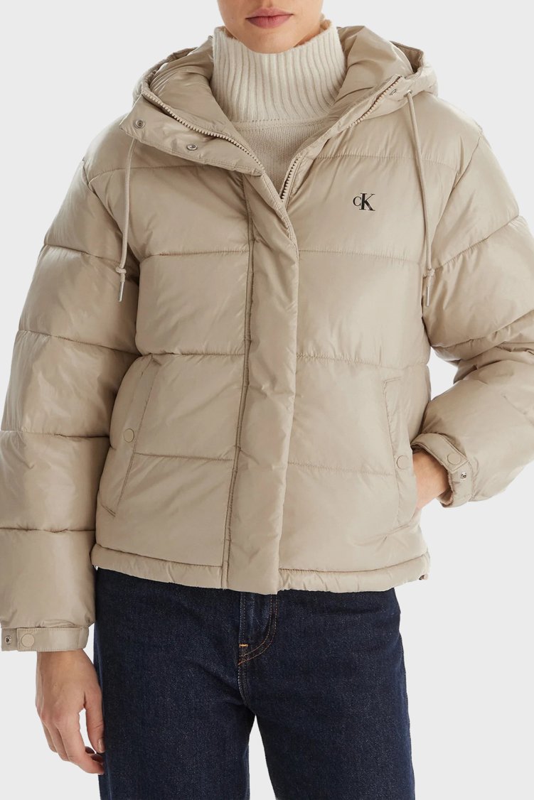 Calvin Klein Kapitoneli Loose Fit Kapüşonlu Parlak Şişme LV047D505GNSU Bayan Mont LV047D505G NSU BEJ - Calvin Klein