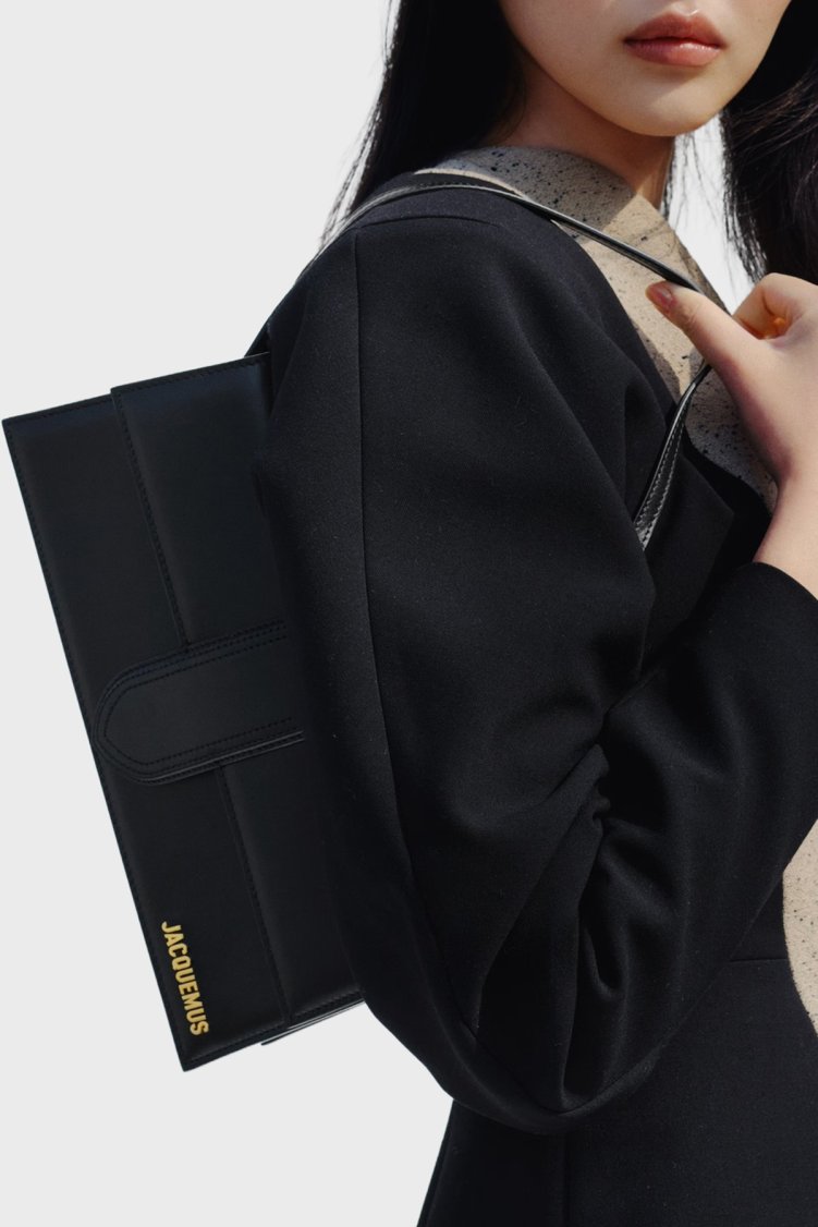 Jacquemus Le Bombıno Long Deri Omuz Askılı Kadın Çanta 22EBAW00013AC01C02 Siyah - Jacquemus (1)