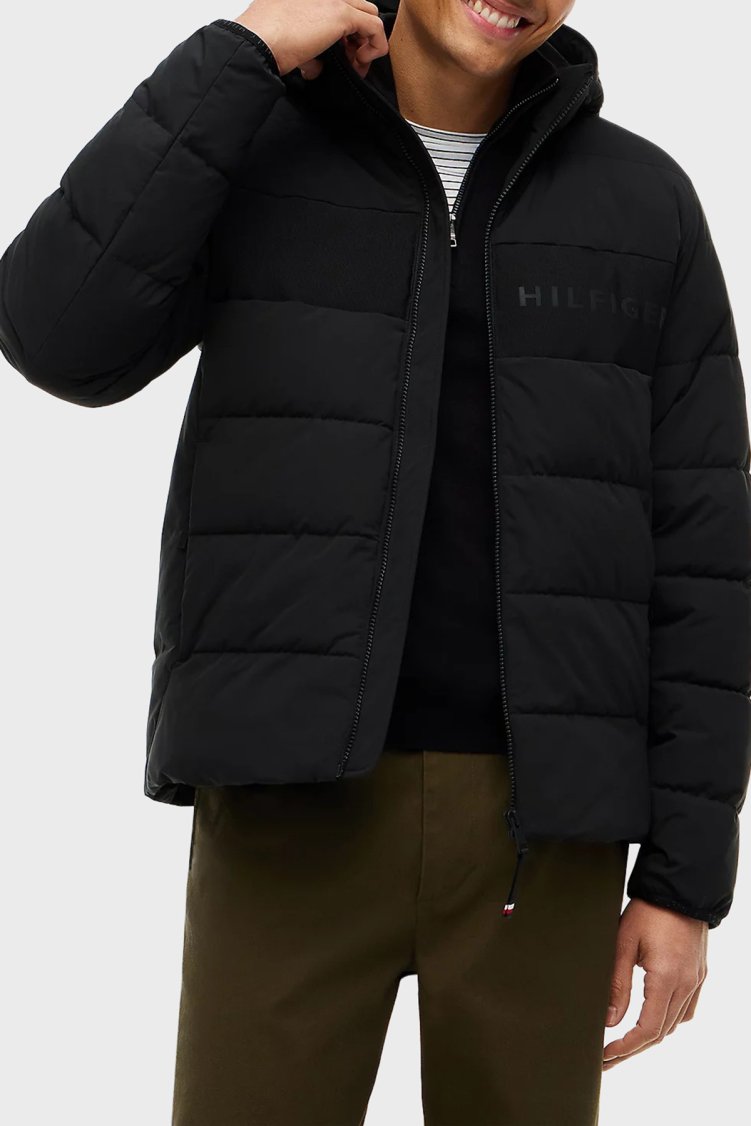 Tommy Hilfiger Logolu Kapitone Desenli Regular Fit Kapüşonlu Yaka Erkek Mont MW0MW45273 BDS Siyah - Tommy Hilfiger